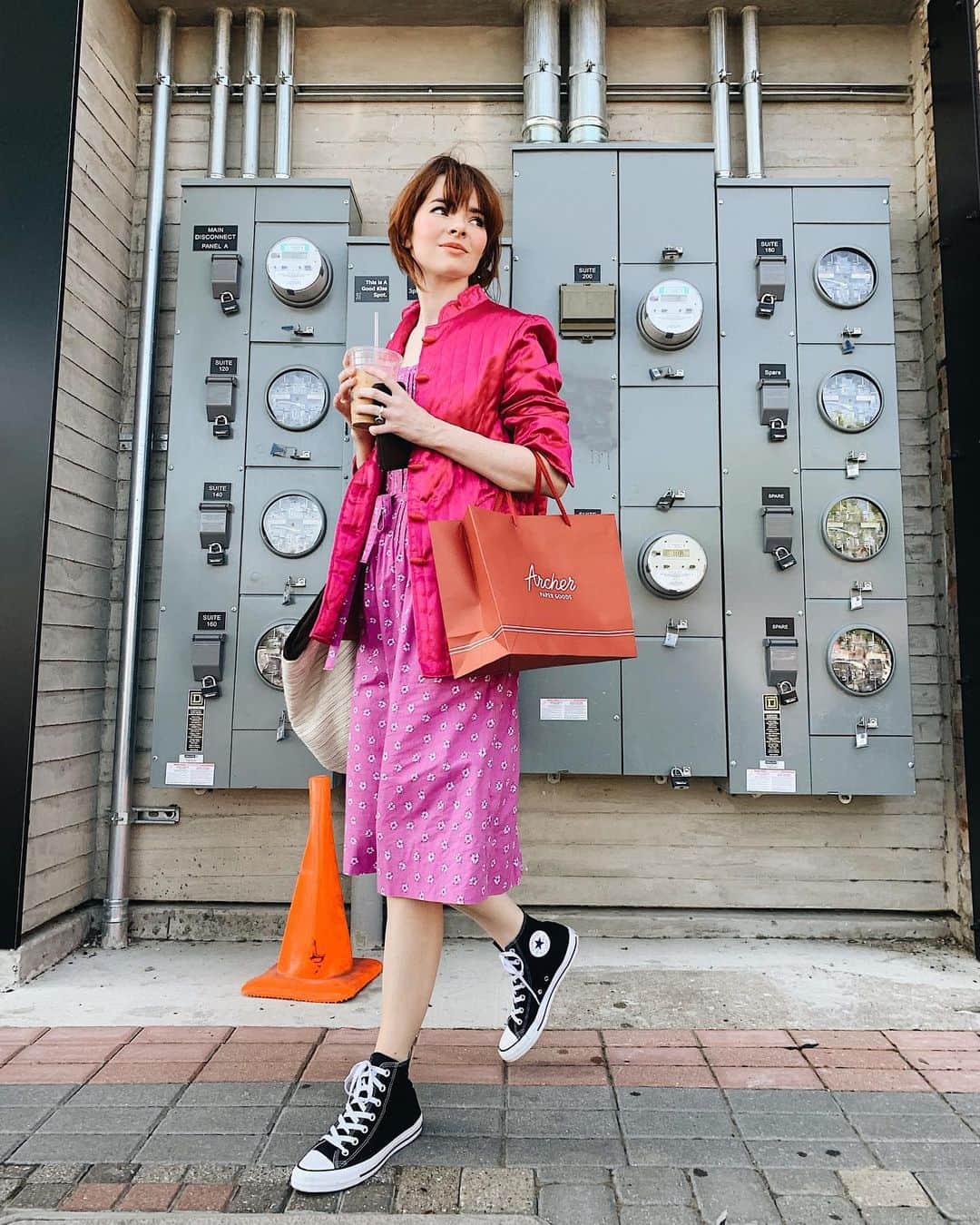 ジェーン・アルドリッジのインスタグラム：「Real life nerdy weekend outfit. My husband had the brilliant idea of making a habit on Saturdays to go to our favorite coffee shop to have a coffee together and enjoy ourselves. We often fall into the freelancer’s trap of working through the entire weekend and then wondering where it all went. A trip for coffee just for fun is a nice way to slow down 🎀❤️ also got to go to my new favorite stationary store @archerpaper for Japanese stickers and notebooks 👏」