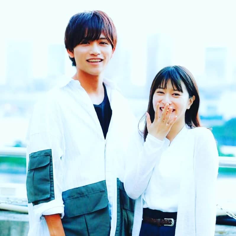 藤田富さんのインスタグラム写真 - (藤田富Instagram)「「恋愛ドラマな恋がしたい」~Kiss to survive~ご覧いただきありがとうございました😊かおるちゃんとBBQデートに行ってきました🍖育子先生の司令、"自分を知ってもらうためのデート"には話をしたかった。 BBQは本当に好きで、小さい頃から父に毎週のようにBBQに連れてってもらっていて、実家を離れた今でもMYBBQセット持ってるくらい好きです。🍖 BBQをしながら本音で語りたかった。 解放感のあるテラスで、まっすぐ自分を伝えたつもりです。 かおるちゃんの第1印象では多分苦手って思われてた気がしました。悲しいけど仕方がない。僕自身、強がったり自分を大きく見せてしまう性格です。でもしっかりかおるちゃんと向き合って、自分に素直に自分を伝えたつもりです。デート後はかおるちゃんとの距離が近くなった気がしました。 来週の放送ではドラマ#2のオーディションです。ぜひ来週も見てください！ #ドラ恋 #BBQ」8月18日 0時40分 - tomfujita