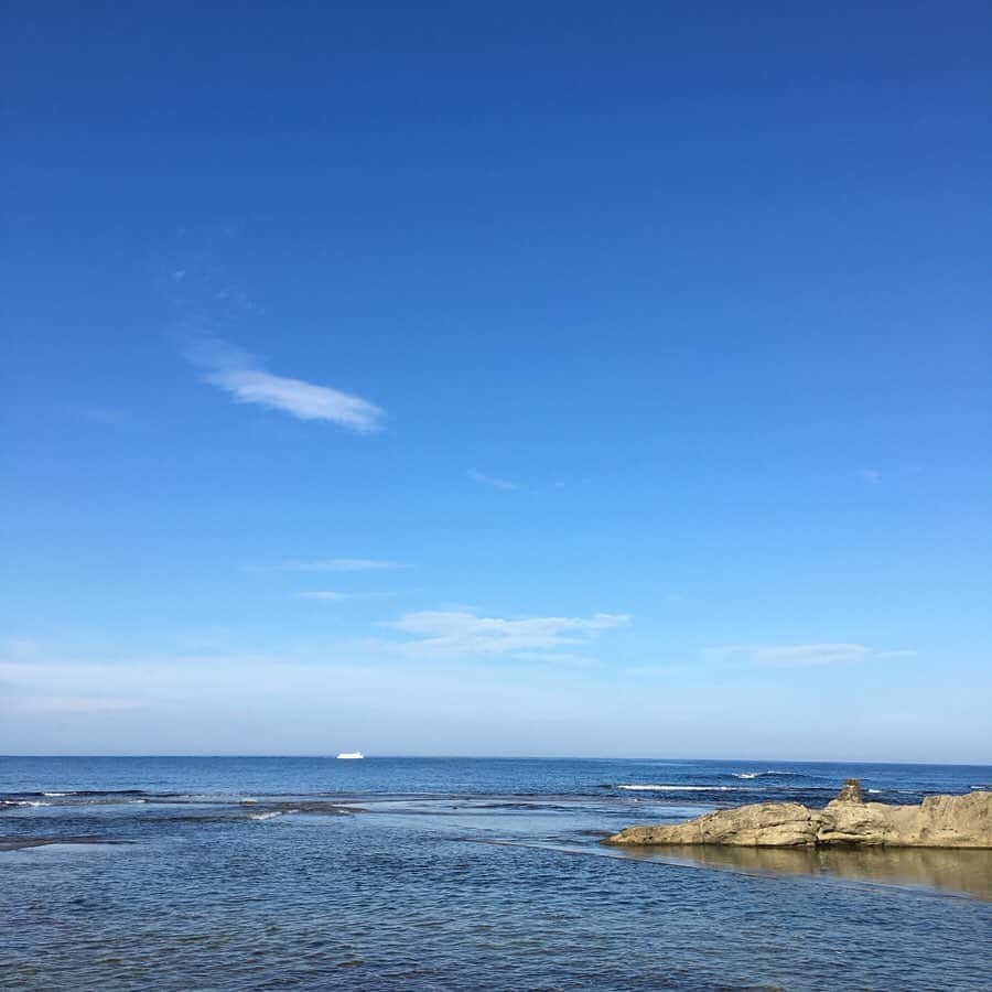 今村沙緒里のインスタグラム：「毎朝、海へ☺︎ 三国サンセットビーチ。 祖母宅→海→お墓そうじ👟 朝のウォーキングコース。 毎日5時半に目が覚める。 ふしぎな生活＊ 帰ってきてから… 時差ボケのように眠かったです。 でも、この海には毎日会いたくなる。」