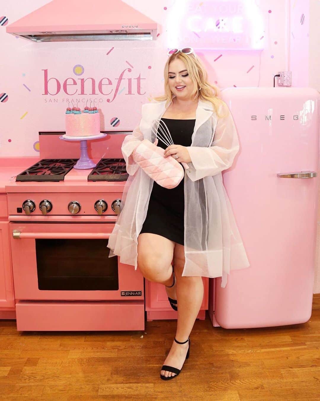 Benefit Cosmeticsさんのインスタグラム写真 - (Benefit CosmeticsInstagram)「Ready to bake & makeup?! 🍰✨ Benefit’s Cakeless Bake Shop is now open & attendance is FREE — PLUS, our first 50 visitors will receive a FREE #benefit goodie bag! 📍 Address: 373 N Bedford Drive, Beverly Hills 🗓 Open daily from 11am - 7pm, today through 8/23 Get ready to: 🧁 play with our new #boiing Cakeless Concealer & get shade-matched 🧁 enjoy pop-up exclusive @sprinklescupcakes 🧁 check out limited-edition #benefit merch 🧁 pose for IG-worthy photo-ops in your dream kitchen complete with @smegusa appliances! #regram @maryandpalettes」8月18日 0時37分 - benefitcosmetics