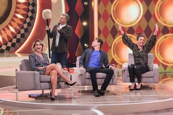 Giovanna Antonelliのインスタグラム：「Quer se divertir!? Sim ou claro???? Rsrsrs !!!! Então vem ver a gente .... no “Gonga Lá Gonga” do @caldeiraodohuck ♥️ Foi uma tarde deliciosa com eles @lucianohuck, @flaviaalessandra e @sterblitch ♡ Depois me contem!!!! 🤣」