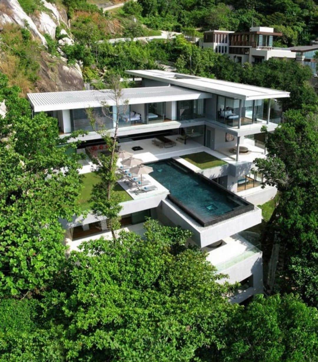 My Interiorさんのインスタグラム写真 - (My InteriorInstagram)「A luxury six-bedroom villa in Phuket,  Villa Amanzi Kamala is an inspiring goliday escape @villaamanzi」8月18日 0時46分 - myinterior
