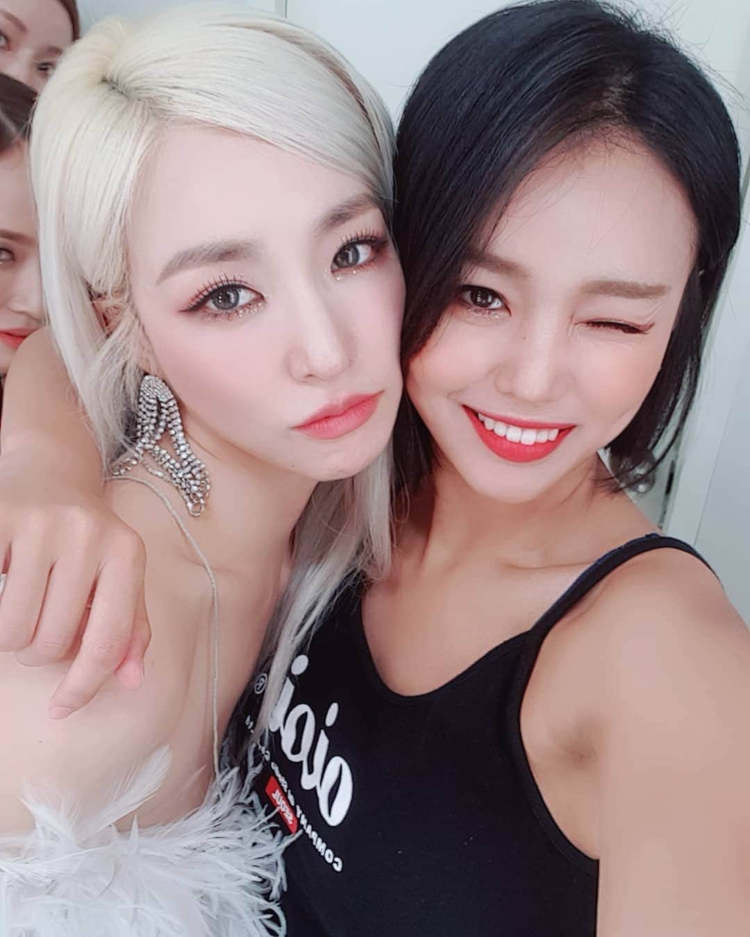 エナ さんのインスタグラム写真 - (エナ Instagram)「둘이서  찍어보겟다고요!! ㅋㅋㅋㅋ . . . . 팀인가 적인가 ㅋㅋㅋㅋㅋ😡😡 #tiffanyyoung #concert #dancer #aura」8月18日 0時59分 - eunkyung.shin