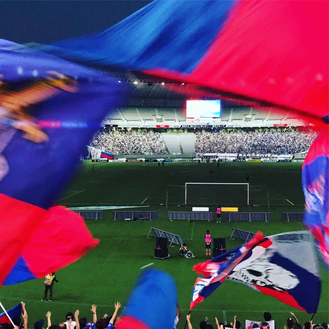 植田朝日のインスタグラム：「🔵🔴﻿ あ〜〜、悔しい。。。﻿ シュート2本に抑えたのに敗戦。﻿ でも、そんなことがあるのもサッカー。﻿ ﻿ アウェー8連戦を前に下向きたくないし、試合後、ネガティブなムードより信じて戦い続けたいから歌い続けました。﻿ ﻿ 味スタに戻って来る時も今と同じポジションにいる事を信じて‼️﻿ ﻿ バモ トーキョー﻿ ﻿ #tokyo12 #FC東京」