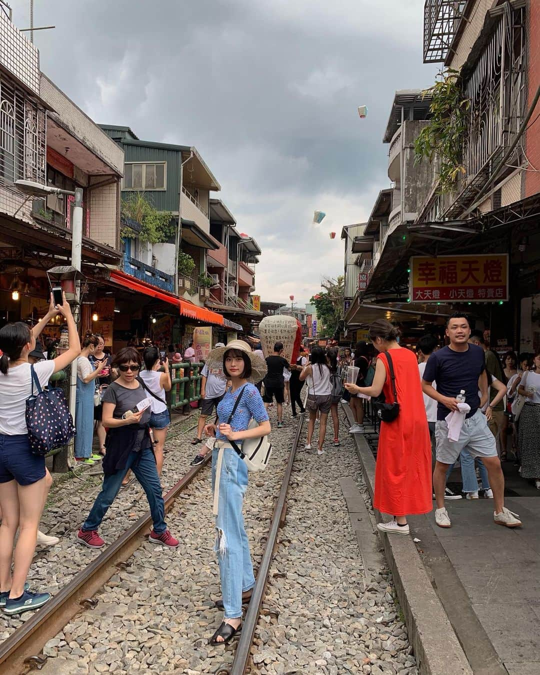 横田ひかるさんのインスタグラム写真 - (横田ひかるInstagram)「山の中、自然も豊かで。 雨降るかな〜とおもったけど 天気にも恵まれて良かった。  ランタン飛ばしもしてきました！  ポップコーンTシャツ可愛いの〜 台湾の街と合ってる気がして持ってきました🧚🏻‍♂️ #台湾 #十分  #ランタン #ootd #私服」8月18日 0時57分 - _rncn950805