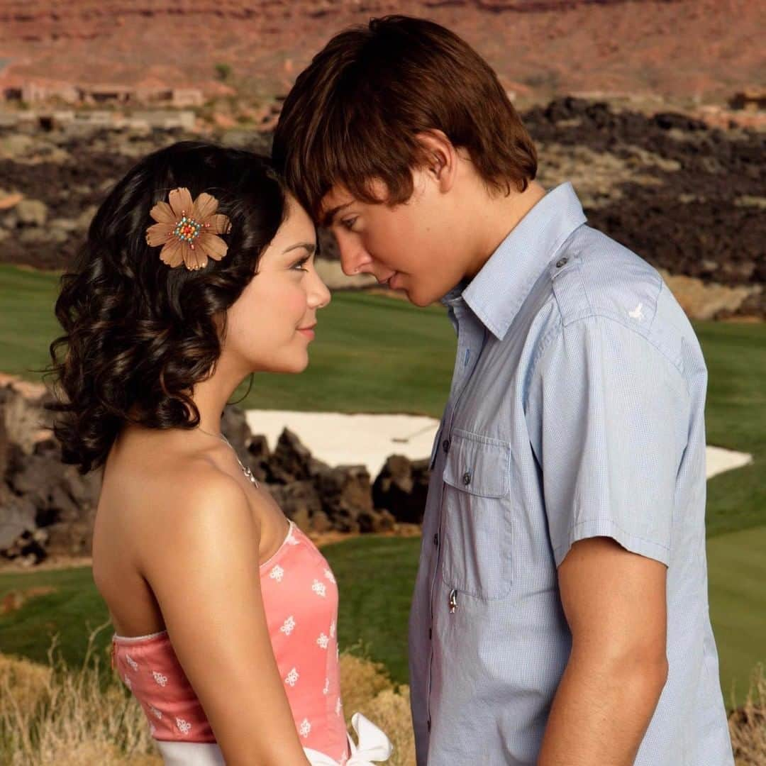 Disney Channelさんのインスタグラム写真 - (Disney ChannelInstagram)「12 years after the premiere and we're still singing "you are the music in me..." 🎶 Comment your fav #HSM2 song below!」8月18日 1時00分 - disneychannel