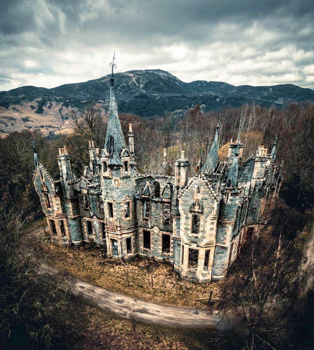 Abandoned Placesさんのインスタグラム写真 - (Abandoned PlacesInstagram)「The ruins of Dunalistair Castle. This place feels straight mythical, the remaining desolation of a fairy tale perhaps! Photography by @harry.tyhurst」8月18日 1時00分 - itsabandoned