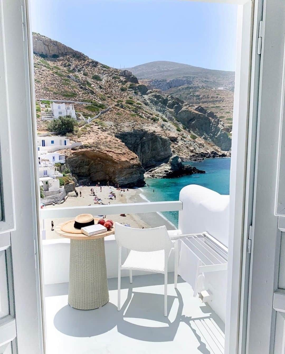 ELLE DECORさんのインスタグラム写真 - (ELLE DECORInstagram)「Room with a view. ✨  #regram 📸: @voyage_provocateur #Folégandros #Greece」8月18日 1時00分 - elledecor