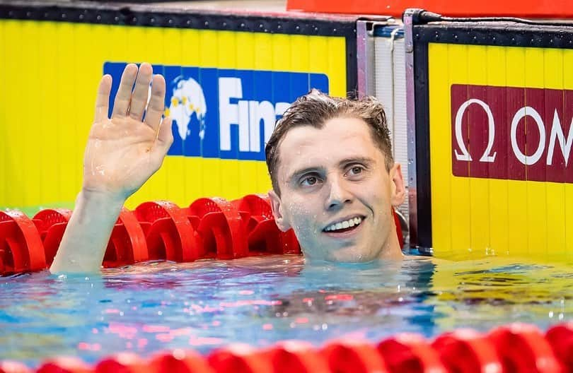 トーマス・フレイザー・ホルムズのインスタグラム：「Finished off a tough few months off racing with a gold in the 400IM & silver in the 200 free tonight at final stop of the @fina1908 World Cup cluster, Thank you to the people who made it possible! Now off to Italy with @jessicae93 to recharge 🍷🇮🇹」