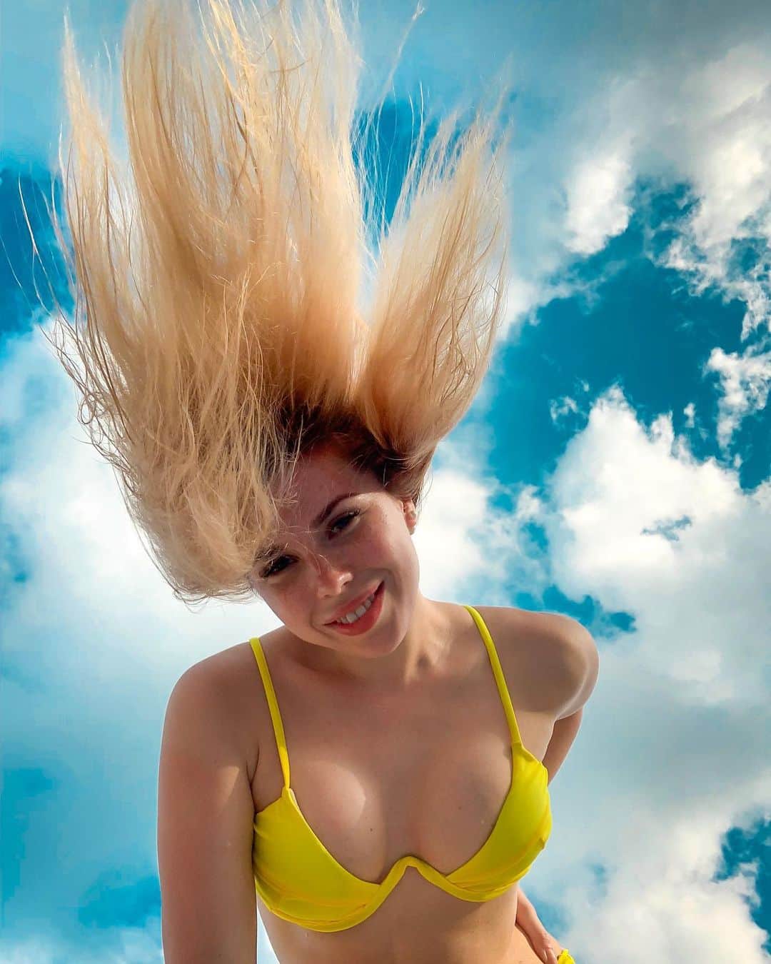 ALINA AKULAのインスタグラム：「☀️ Скоро домой, было весело🦋 Продолжаю опыты с #lightroom и #illustrator , уже забыла, что такое фильтры в инсте 🙈🙊 а вы чем пользуетесь? . #фильтрыдляфото #фильтрыvsco #путешествие #девушка #passportready #naturelovers #sky #beautifulday #girly #alina__akula #asia #фотовьетнам」