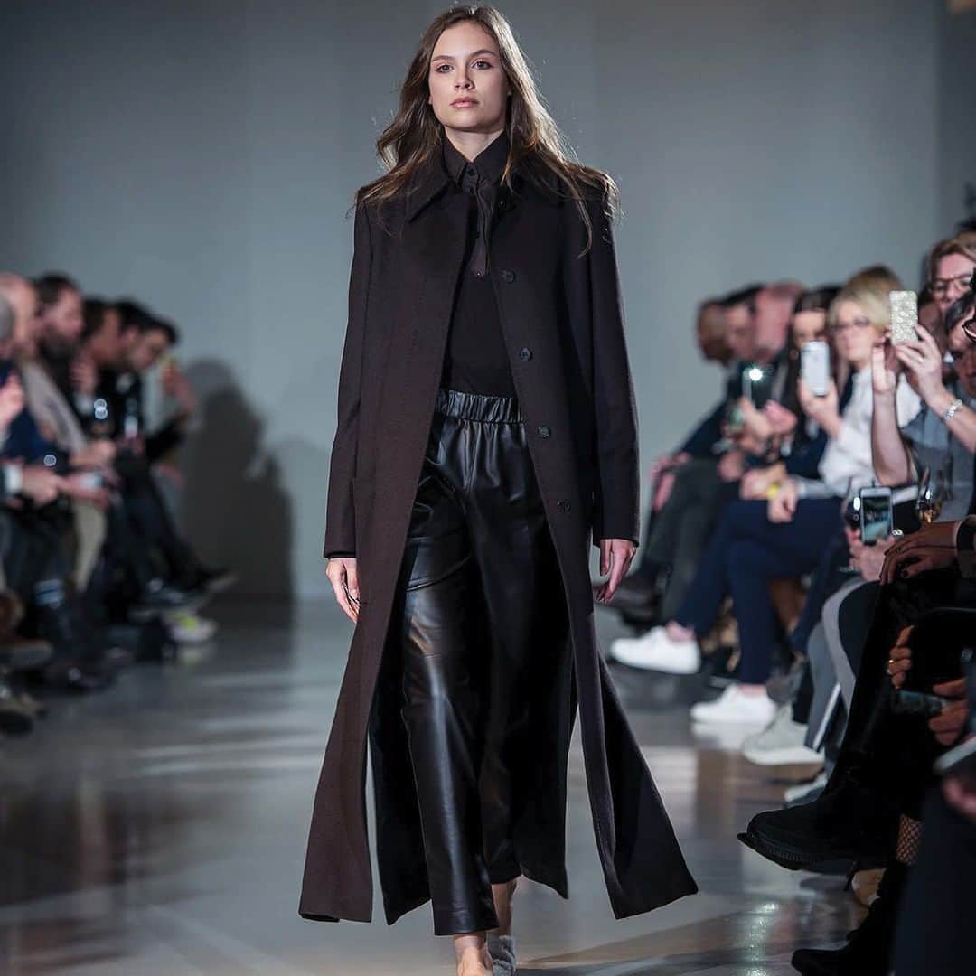 ストラネスさんのインスタグラム写真 - (ストラネスInstagram)「All we need for fall: a good pair of leather pants and a versatile coat.⁠ ⁠ #strenesse #fashion #style #outfit #ootd #runway #model #look #fall #winter #black」8月18日 1時10分 - strenesse