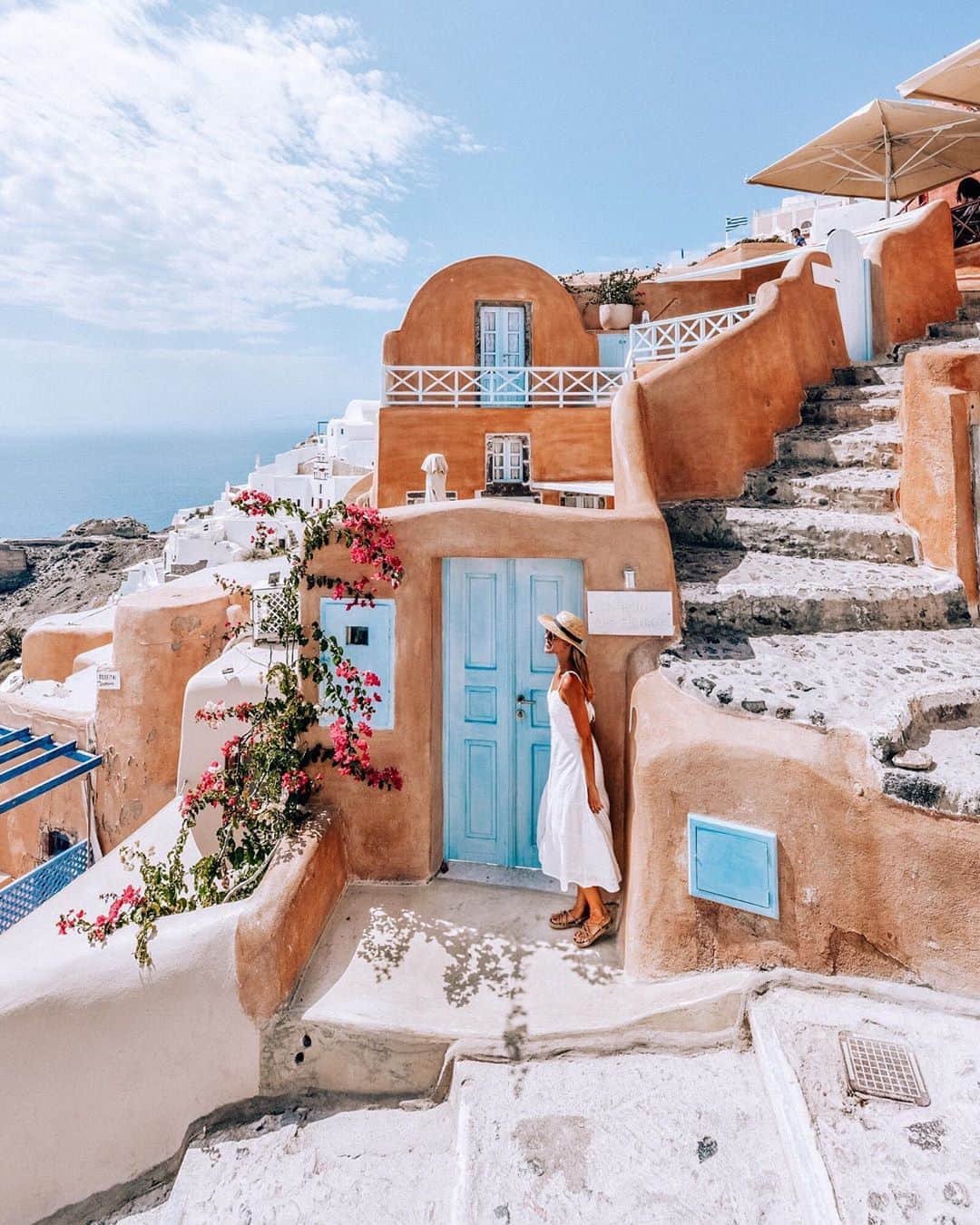 Izkizのインスタグラム：「Summer in Santorini ☼ 👣 Wearing @bohonomadofficial - my favourite sandals for summer, i literally live in them everyday because they are so cute & comfortable AD」