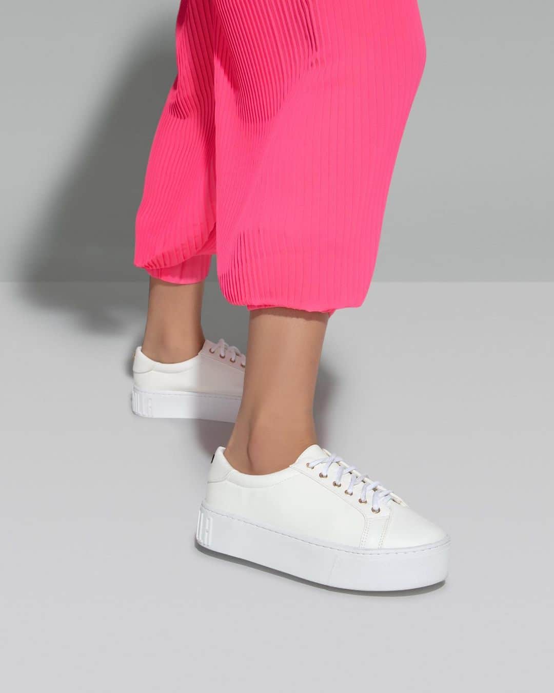 Santa Lollaさんのインスタグラム写真 - (Santa LollaInstagram)「Look neon pink super descolado e o indispensável tênis branco flatform - que é cool até dizer chega! A bolsa #LollaSport finaliza a produção com estilo. [ Bolsa: R$199,90 | Tênis: R$149,90 ] #santalollaverao20 #whitesneakers #ootd」8月18日 1時11分 - santa_lolla