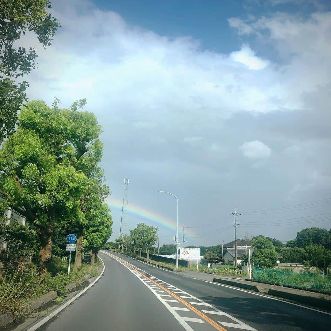 カン・ハンナさんのインスタグラム写真 - (カン・ハンナInstagram)「.﻿ ﻿ ﻿ ずっと気になってた神社に行ってきた帰り道、突然きれいな虹🌈が出てくる。。﻿ ﻿ ﻿ 引いたおみくじには「聞こえなくても見えなくても神様があなたを見守っています」と書いており、この美しい風景は神様がくれる応援のメッセージだったのかな。。﻿😌 ﻿ ﻿ ﻿ ﻿ #虹 #美しい #rainbow ﻿ #いろいろあるけど #きっと #大丈夫 ﻿ #そんな8月 #行けて良かった ﻿ ﻿」8月18日 1時12分 - kang_hanna_jp