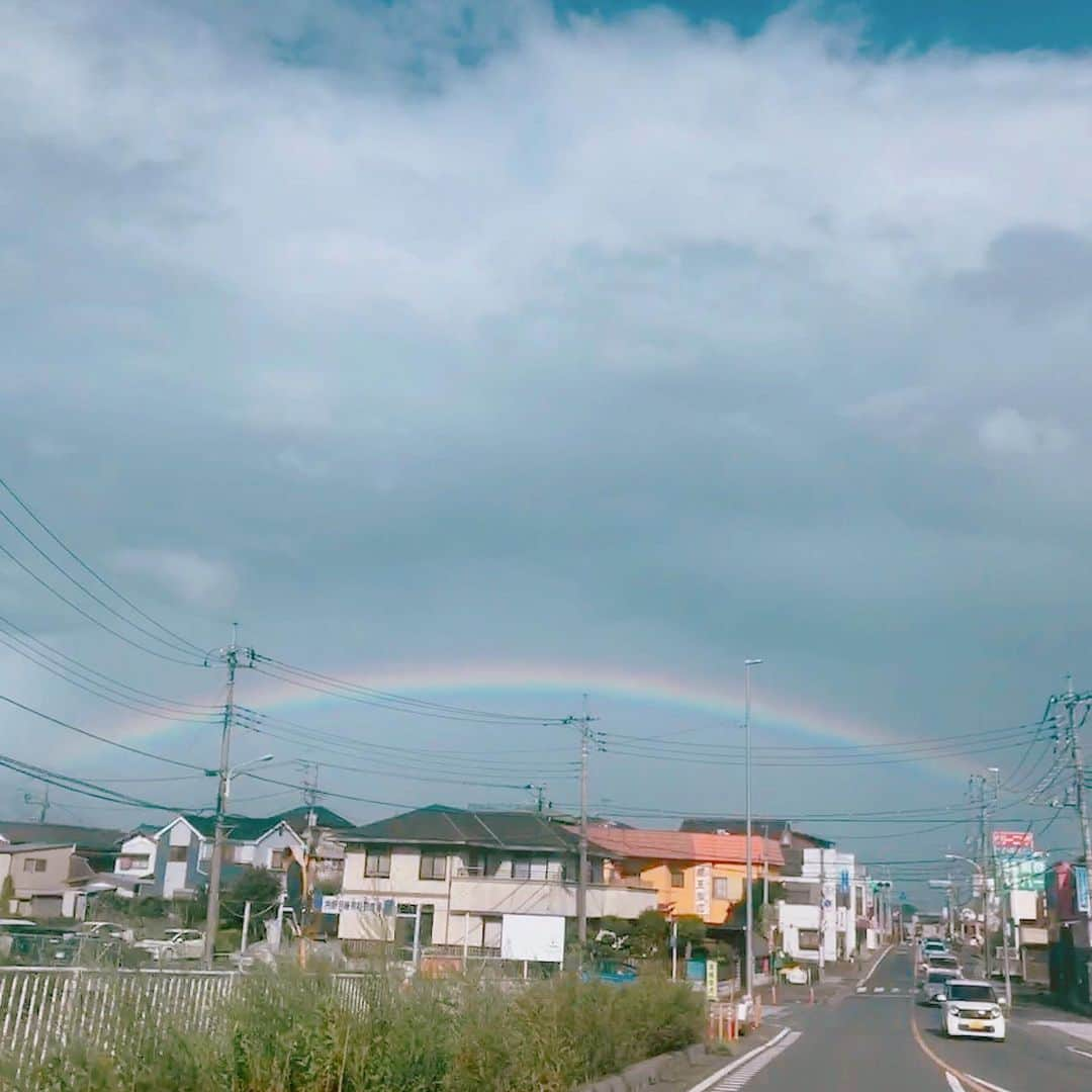 カン・ハンナさんのインスタグラム写真 - (カン・ハンナInstagram)「.﻿ ﻿ ﻿ ずっと気になってた神社に行ってきた帰り道、突然きれいな虹🌈が出てくる。。﻿ ﻿ ﻿ 引いたおみくじには「聞こえなくても見えなくても神様があなたを見守っています」と書いており、この美しい風景は神様がくれる応援のメッセージだったのかな。。﻿😌 ﻿ ﻿ ﻿ ﻿ #虹 #美しい #rainbow ﻿ #いろいろあるけど #きっと #大丈夫 ﻿ #そんな8月 #行けて良かった ﻿ ﻿」8月18日 1時12分 - kang_hanna_jp