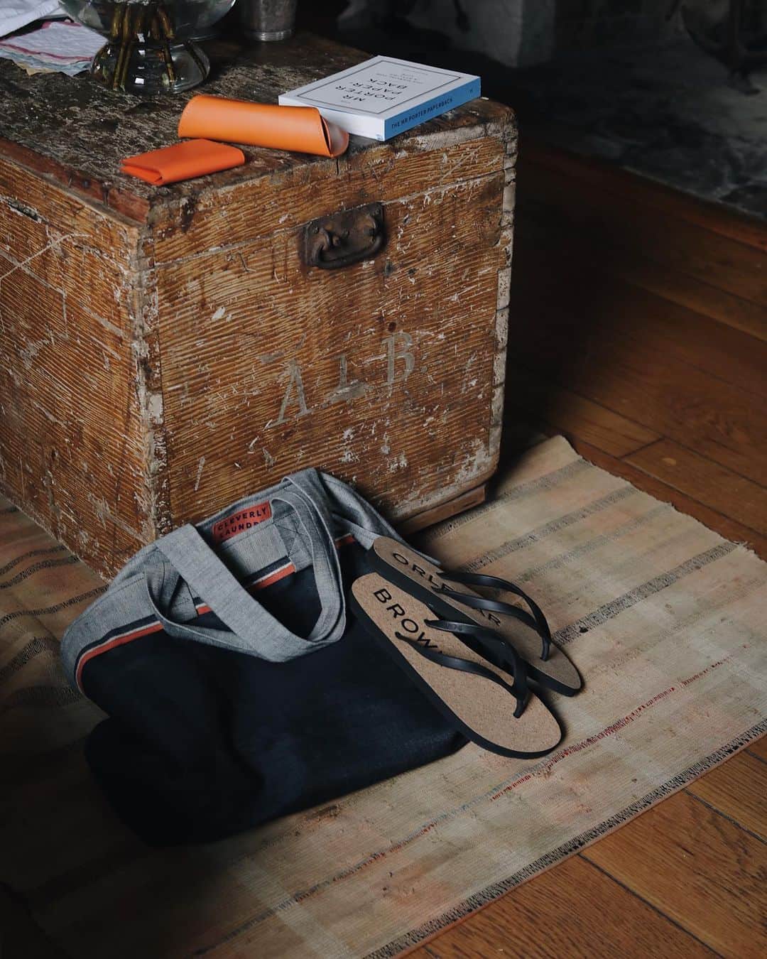 MR PORTERのインスタグラム：「Only the essentials 🏖 #MRPORTERHamptons 📷 @xxjmitch - Tote Bag by @cleverylaundry, Flip Flops by @orlebarbrown, Cardholder by @acnestudios and #MRPORTER Paperback. Head to the link in bio to shop the edit.」