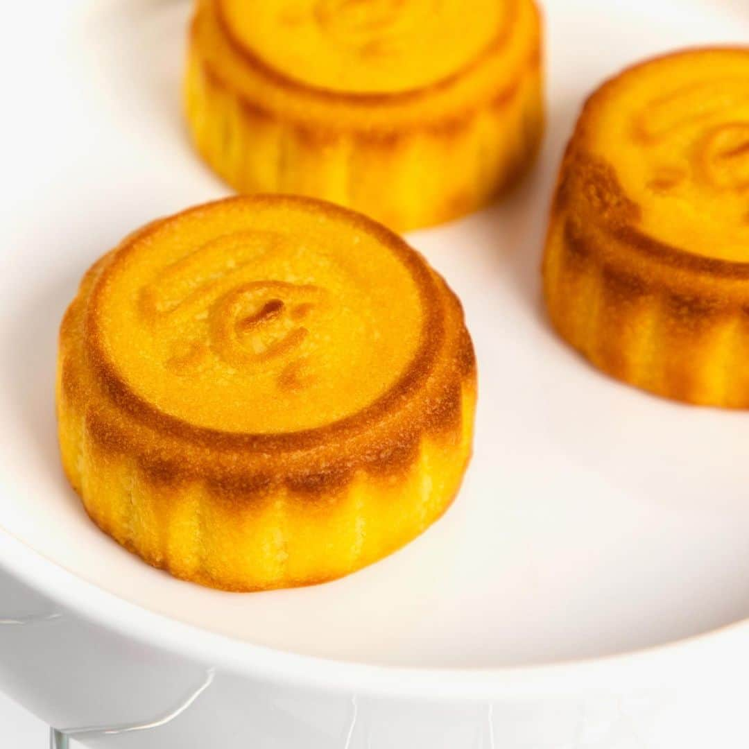 HYPEBEASTさんのインスタグラム写真 - (HYPEBEASTInstagram)「#hypeAF: @bapestorehongkong and @thepeninsulaboutique have teamed up for a limited-edition mooncake gift box. Coming in a set of four, the mini egg custard mooncakes are engraved with the label’s ubiquitous Ape head and are individually packaged in a special pink ABC CAMO print tin case. Similarly, @aapestore also linked up with actor Nicholas Tse on a set of collaborative mooncakes. The collection will include two mooncakes packaged in individual camo boxes, along with two tin cups perfect for camping. Click the link in the bio to find out how you can get your hands on these limited-edition treats.⁠⠀ Photo: Heison Ho/HYPEBEAST」8月18日 1時24分 - hypebeast