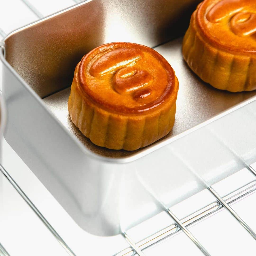 HYPEBEASTさんのインスタグラム写真 - (HYPEBEASTInstagram)「#hypeAF: @bapestorehongkong and @thepeninsulaboutique have teamed up for a limited-edition mooncake gift box. Coming in a set of four, the mini egg custard mooncakes are engraved with the label’s ubiquitous Ape head and are individually packaged in a special pink ABC CAMO print tin case. Similarly, @aapestore also linked up with actor Nicholas Tse on a set of collaborative mooncakes. The collection will include two mooncakes packaged in individual camo boxes, along with two tin cups perfect for camping. Click the link in the bio to find out how you can get your hands on these limited-edition treats.⁠⠀ Photo: Heison Ho/HYPEBEAST」8月18日 1時24分 - hypebeast