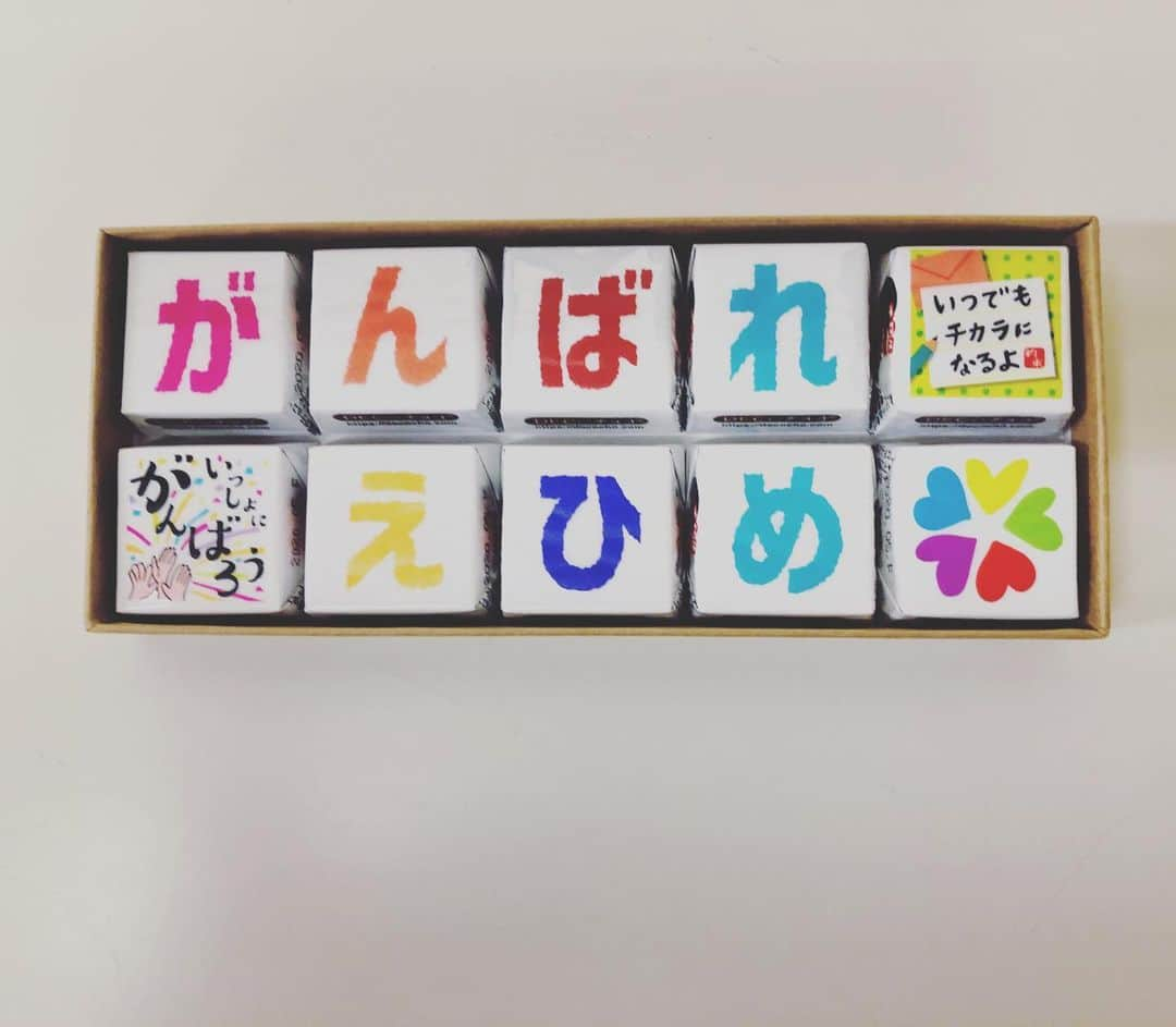 石山大輔さんのインスタグラム写真 - (石山大輔Instagram)「「愛媛に元気を分けてくれライブ」 おかげさまで無事に成功しました！ ご来場頂いた方、本当にありがとうございました。  蛇口からみかんジュースも実現し、用意してたゼリーも完売っ！！ 沢山の方々の支えがありましてなんとか無事に終えることが出来ました。 先輩方も「何かあったらいつでも手伝うから言ってな」の言葉通り、すんなりと受け入れてくれて本当にありがたかったです。  オリジナルのコーナーも成功するか不安でしたがやはり先輩方のポテンシャルでなんとか終えましたー。 今年は、より幅広いお仕事をしていこうと思っています。  もちろん、仮設住宅訪問やボランティア活動も引き続きしていけたらと思います。  北海道みんわらウィークでは「オーガニックコットン」地球に優しい。をテーマにワークショップをしました！  またイベントがあると思うので告知いたします。  愛媛県庁、そして当時から水のルートを開拓してずっと一緒に活動してくれたメンバーにも本当に感謝しています。  また何かイベントを考えた時には皆様に協力して頂けと嬉しいです！  #愛媛 #西日本災害 #愛媛に元気を分けてくれライブ #侍スライス #ひめころん #和牛 #スーパーマラドーナ #レイザーラモンRG #友近 #ルミネtheよしもと  #バンビーノ #芸人」8月18日 1時17分 - daisukecccc