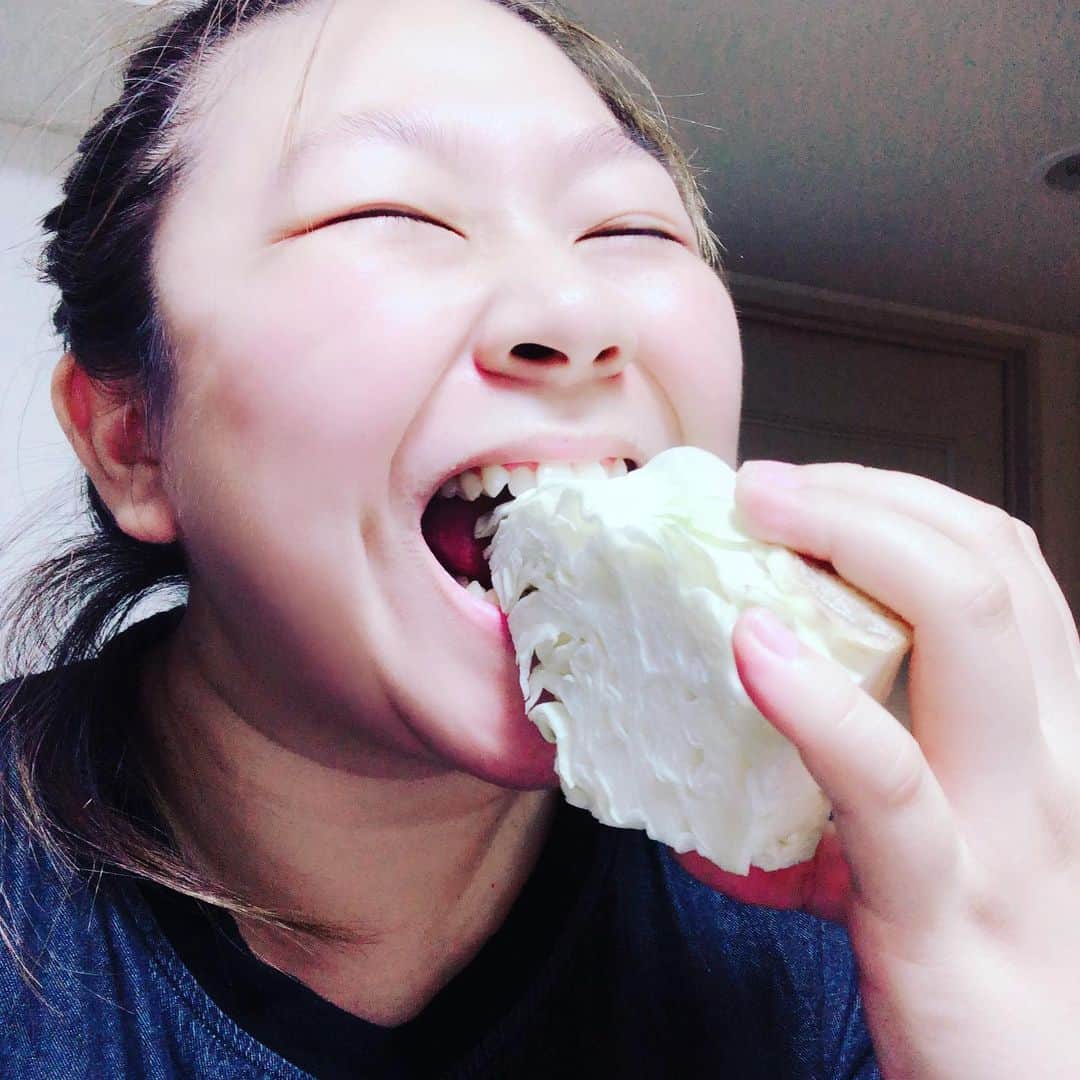 やしろ優さんのインスタグラム写真 - (やしろ優Instagram)「今日の夜ご飯は  しいたけ、豆苗、ネギ、豚肉の 牛脂とバターで炒め  枝豆  キャベツ  キャベツは切るのめんどくさいから、そのまま笑笑」8月18日 1時28分 - yashiroyuuuu