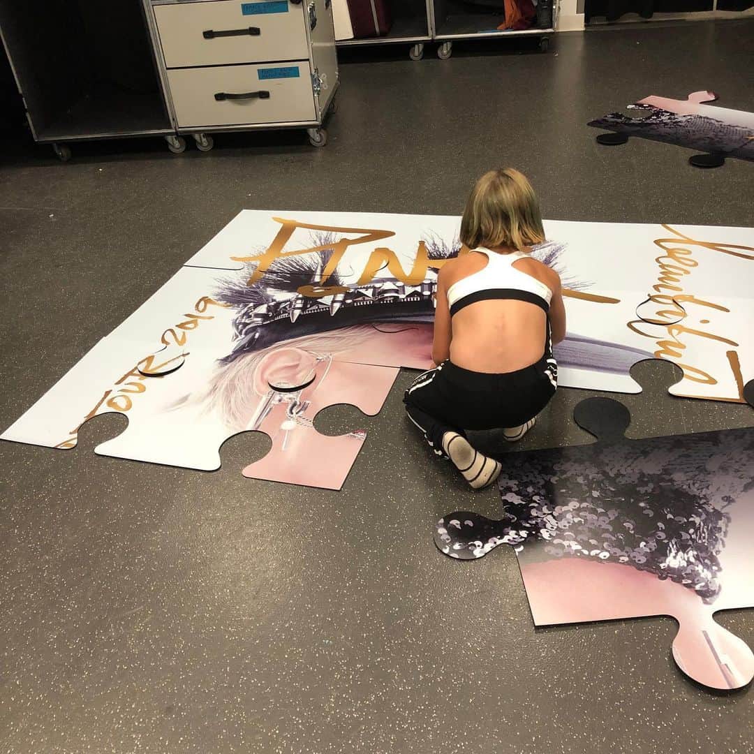 P!nk（ピンク）さんのインスタグラム写真 - (P!nk（ピンク）Instagram)「Mamas a puzzle」8月18日 1時30分 - pink