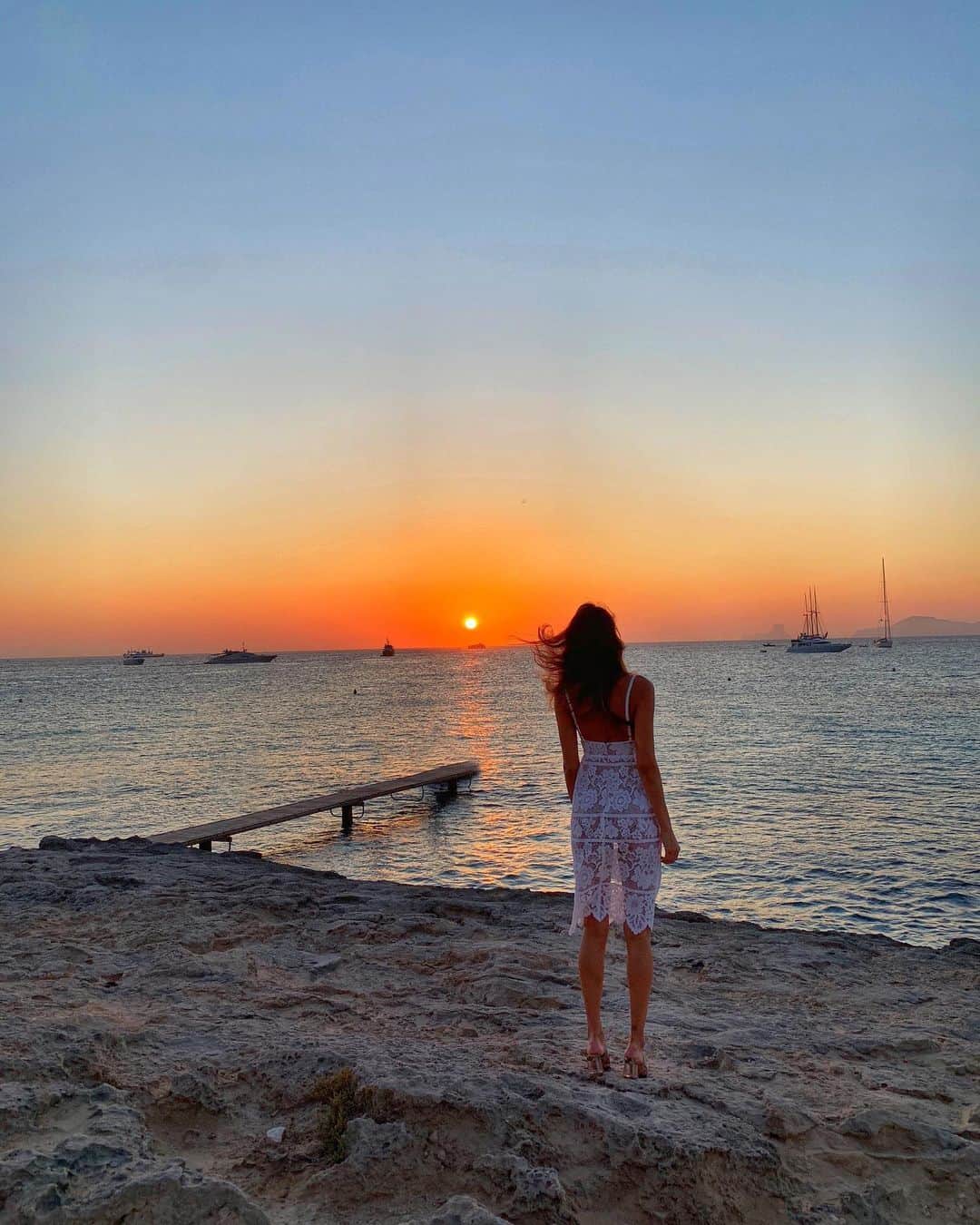 エミ・レナータさんのインスタグラム写真 - (エミ・レナータInstagram)「Last sunset in this magical island 🙏🏝🇪🇸 #formentera #summer2019」8月18日 7時06分 - emi_renata