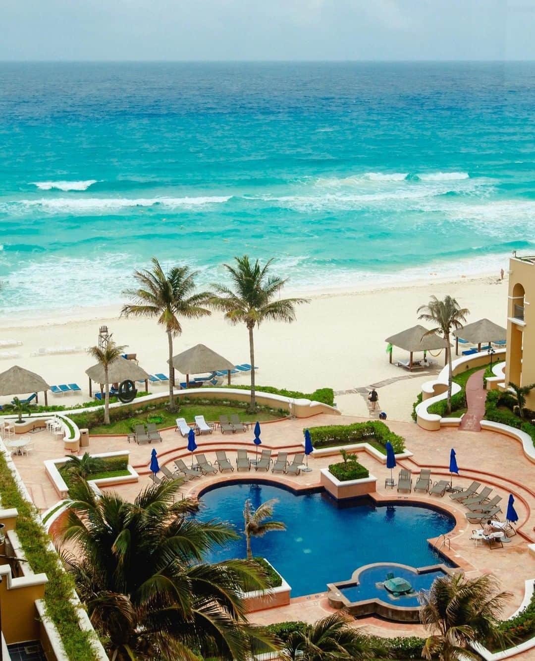 リッツ・カールトンさんのインスタグラム写真 - (リッツ・カールトンInstagram)「Allow blue horizons to guide you to your next getaway. ⁣⁠ ⁣⁠ #Cancun #Mexico #Caribbean #SunSeekers #Coast #Horizon #Sea #Beach #Sunshine #Pool #SwimmingPool #PalmTrees #BlueSkies #Waves #Vacation #Getaway #Travel #Travelgram #InstaTravel #TravelDiaries」8月18日 7時00分 - ritzcarlton