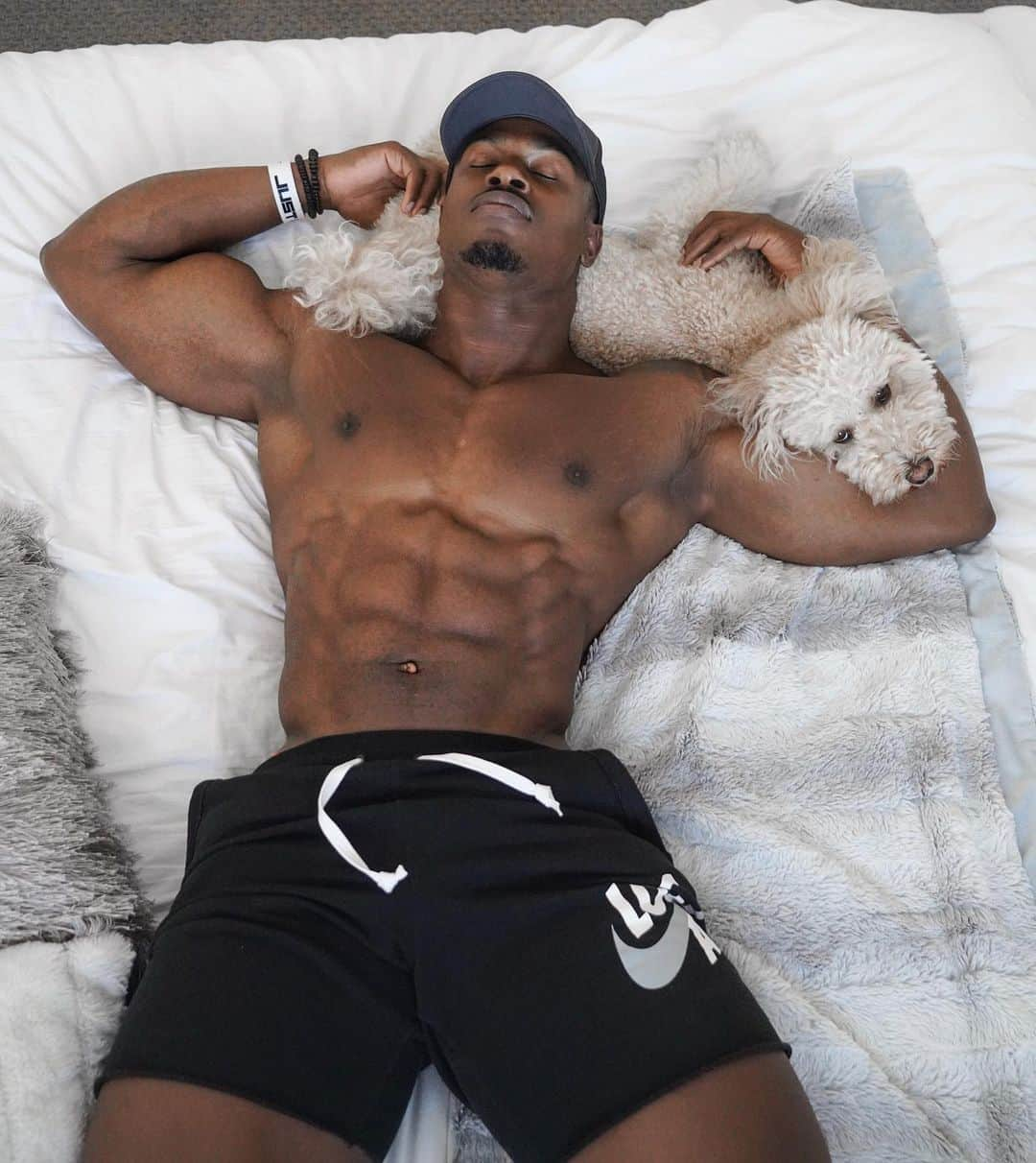 Simeon Pandaさんのインスタグラム写真 - (Simeon PandaInstagram)「Saturday mood 🙌🏾 Everybody needs a @mrcodybear for a pillow 😅⁣ ⁣ I want to help you train! Visit my YouTube Channel: YouTube.com/simeonpanda for FREE diet tips and training routines, or download programs at SIMEONPANDA.COM⁣⁣⁣⁣」8月18日 7時01分 - simeonpanda