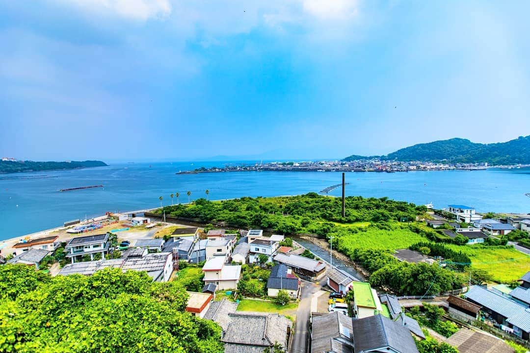 鹿児島よかもん再発見さんのインスタグラム写真 - (鹿児島よかもん再発見Instagram)「指宿市山川町にある成川公園へ(^-^)/ 港町山川が見渡せる展望台があり、広々とした芝生主体の公園はトイレだけでなく、ブランコなどの遊具もあり、春は桜も楽しめそう🎵  しかし！ほぼ案内なし(笑)  Googleマップを活用して訪ねてみましょう(^-^)/ #鹿児島 #鹿児島観光 #指宿 #指宿観光 #山川観光 #山川町 #成川公園 #kagoshima」8月18日 7時01分 - kagoshimayokamon