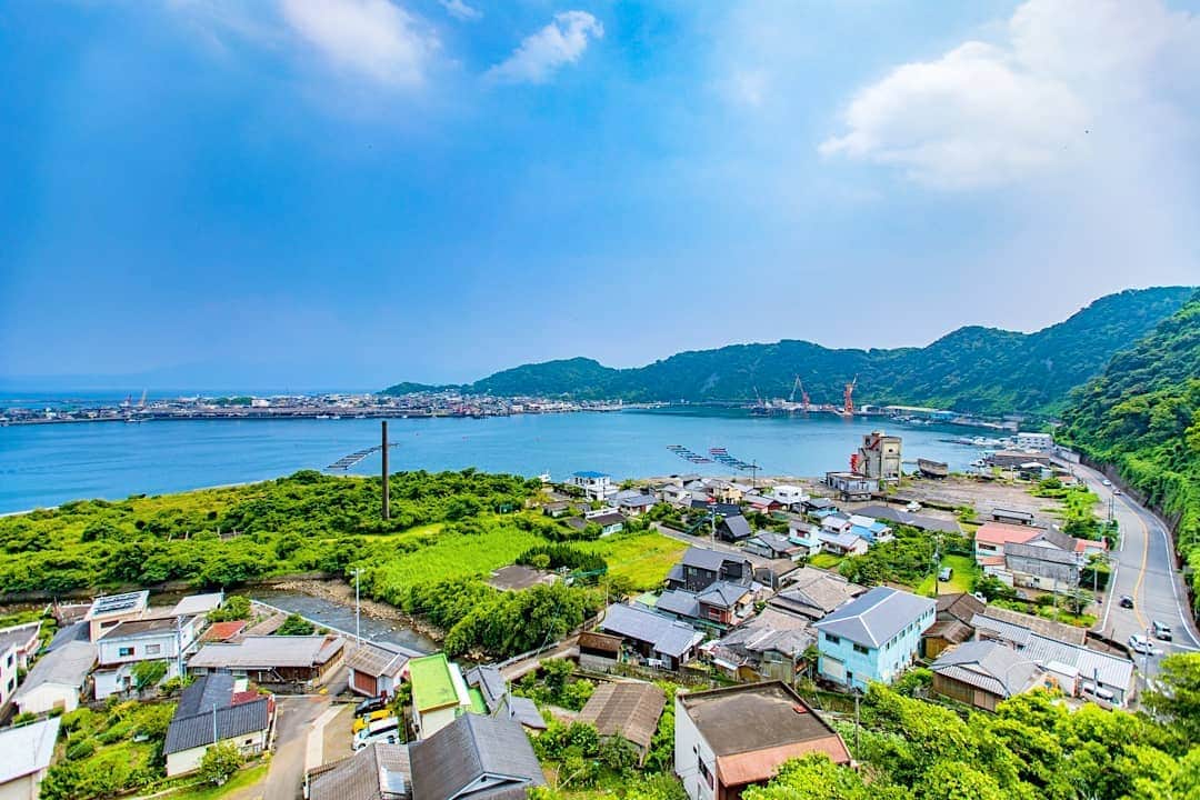 のインスタグラム：「指宿市山川町にある成川公園へ(^-^)/ 港町山川が見渡せる展望台があり、広々とした芝生主体の公園はトイレだけでなく、ブランコなどの遊具もあり、春は桜も楽しめそう🎵  しかし！ほぼ案内なし(笑)  Googleマップを活用して訪ねてみましょう(^-^)/ #鹿児島 #鹿児島観光 #指宿 #指宿観光 #山川観光 #山川町 #成川公園 #kagoshima」