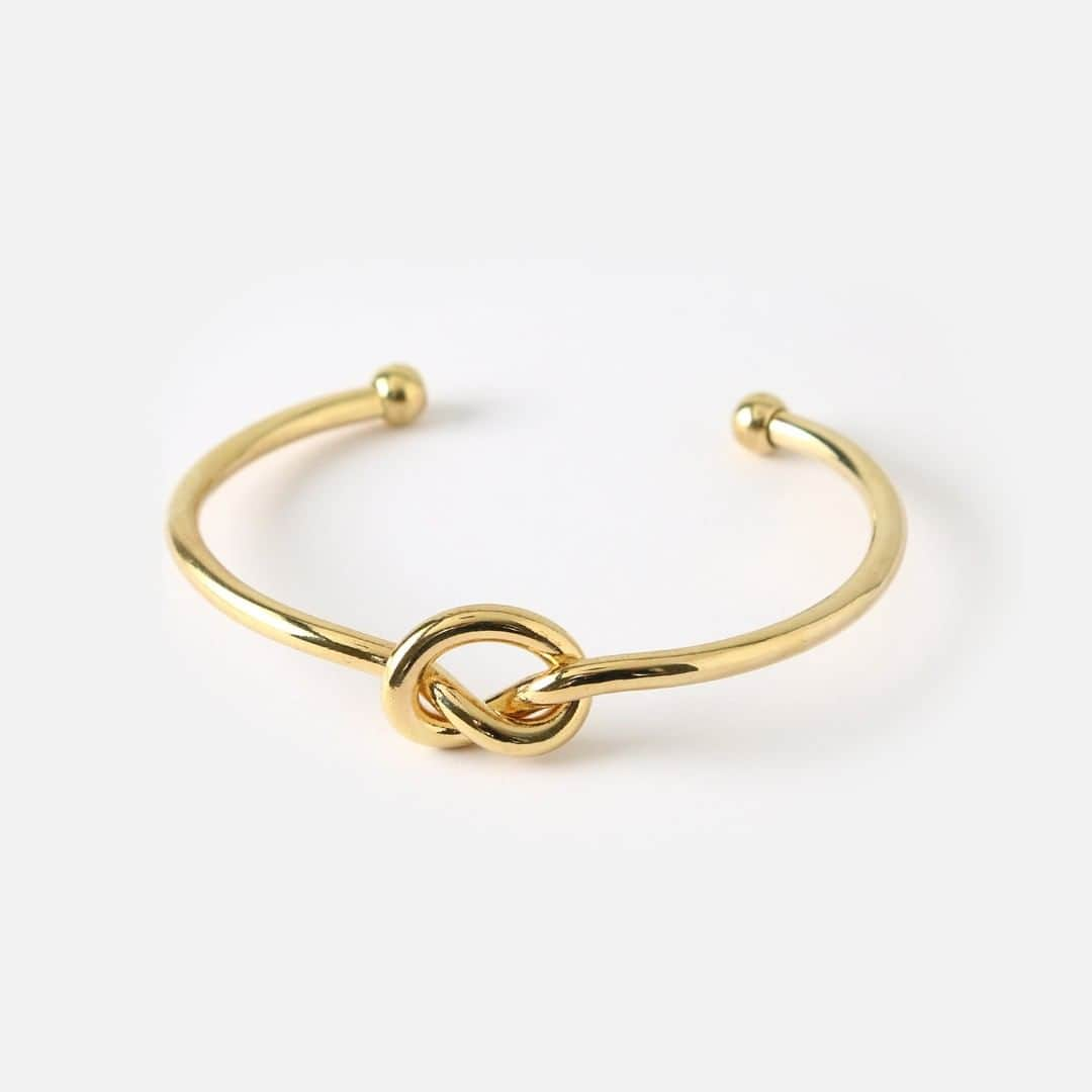 オレリアさんのインスタグラム写真 - (オレリアInstagram)「Our classically styled knot bangle, with a chunky twist. A wristwear accessory that is sure to never go out of style and the perfect gift for a friend or a loved one.⁠ ⁠ #oreliajewellery #oreliaaccessories #knotbangle #wristwear #stacking」8月18日 1時55分 - oreliajewellery