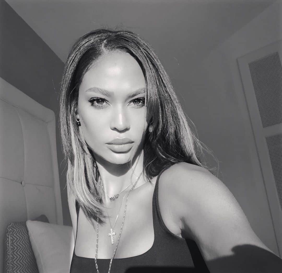 ジョアン・スモールズさんのインスタグラム写真 - (ジョアン・スモールズInstagram)「Una Barbie pero no busca un Ken ⚡️🔊」8月18日 2時08分 - joansmalls