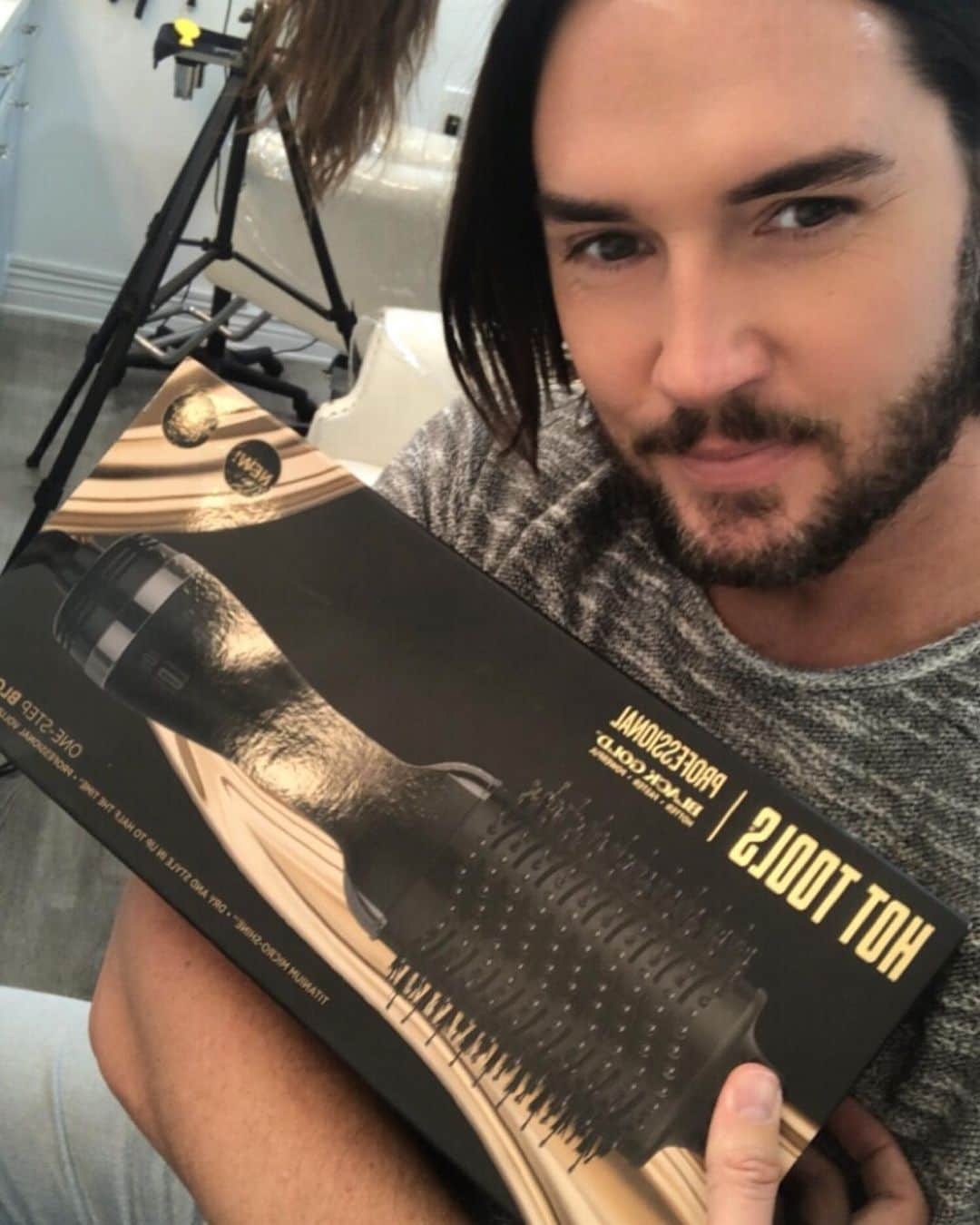 ポール・ノートンさんのインスタグラム写真 - (ポール・ノートンInstagram)「This @hottoolspro Black Gold charcoal infused one-step blowout has been such a fun addition to my kit!」8月18日 2時01分 - paulnortonhair