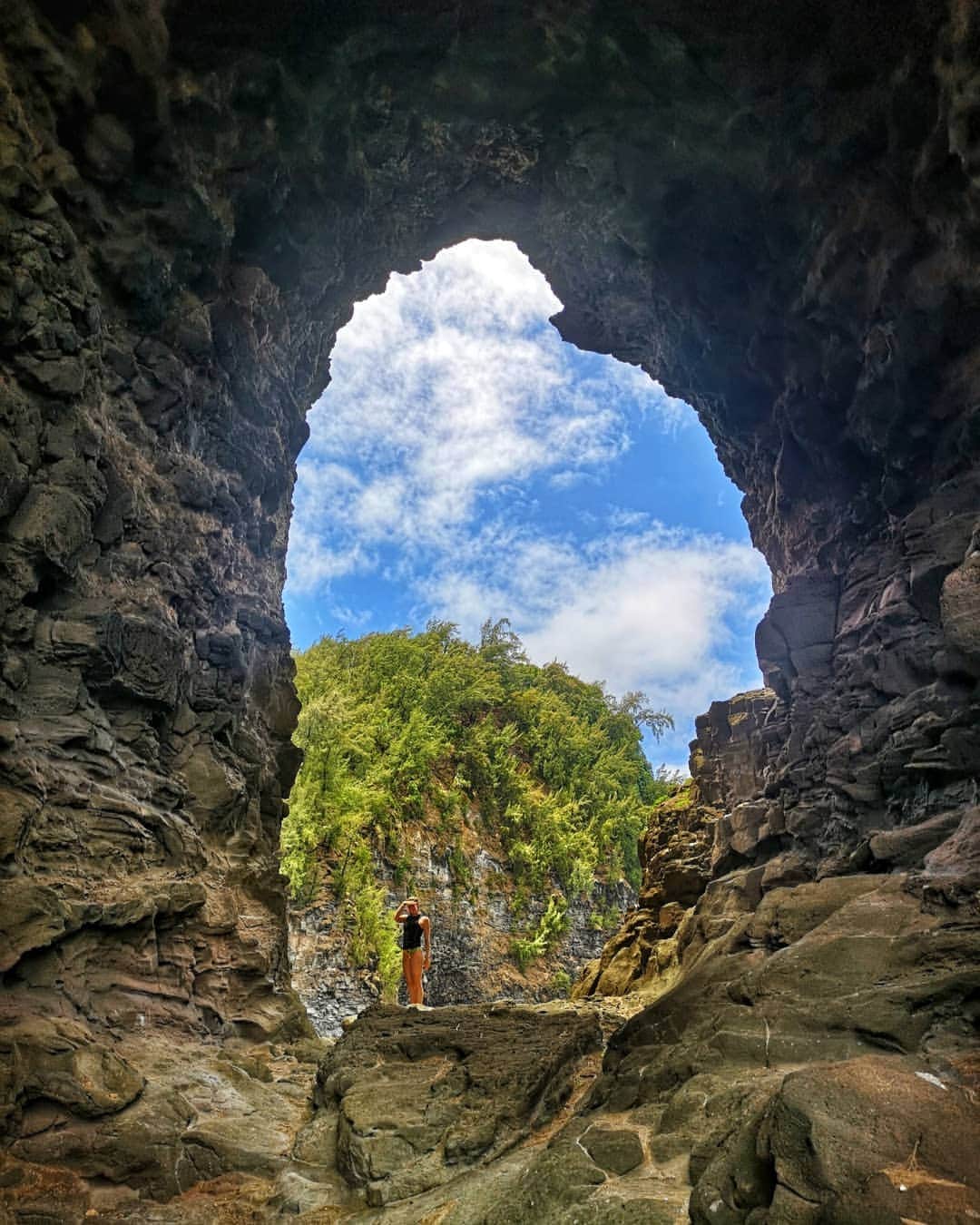 フェムケ・ヘームスケルクさんのインスタグラム写真 - (フェムケ・ヘームスケルクInstagram)「Our friend Donnie took us to this secret hike spot 🤩 swipe to see what's behind the big arch. 🌊💙 . . . #Hiking #Maui #Arch 📸 : @mauicyclery」8月18日 2時02分 - femheemskerk