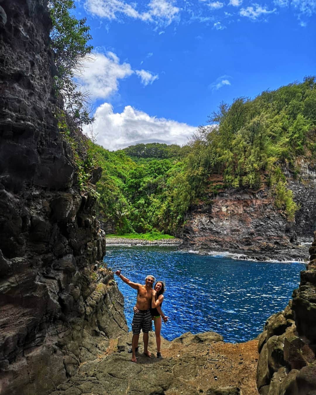 フェムケ・ヘームスケルクさんのインスタグラム写真 - (フェムケ・ヘームスケルクInstagram)「Our friend Donnie took us to this secret hike spot 🤩 swipe to see what's behind the big arch. 🌊💙 . . . #Hiking #Maui #Arch 📸 : @mauicyclery」8月18日 2時02分 - femheemskerk