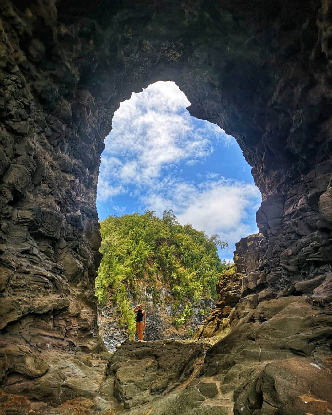 フェムケ・ヘームスケルクのインスタグラム：「Our friend Donnie took us to this secret hike spot 🤩 swipe to see what's behind the big arch. 🌊💙 . . . #Hiking #Maui #Arch 📸 : @mauicyclery」