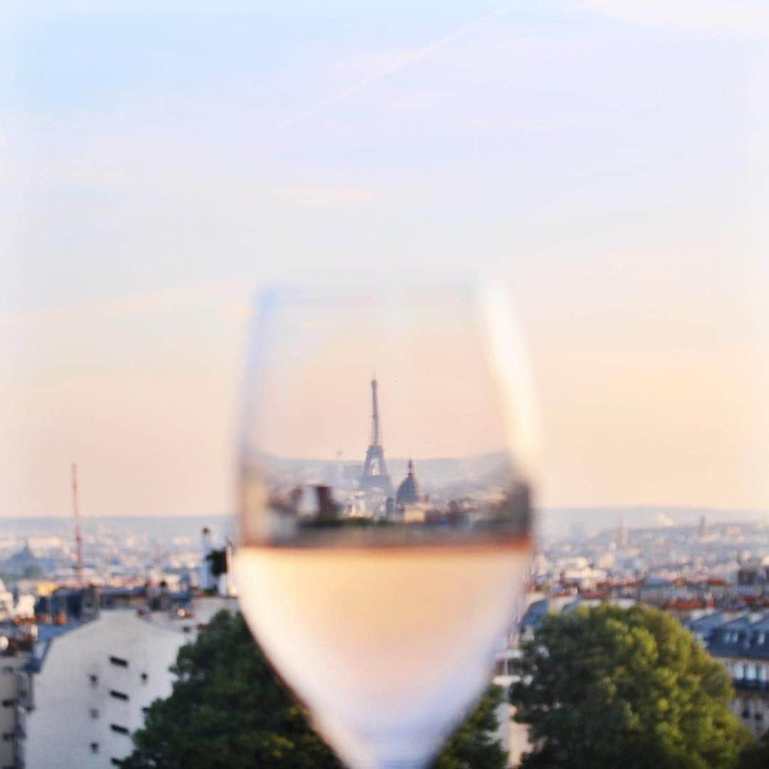 My Little Parisさんのインスタグラム写真 - (My Little ParisInstagram)「Voir la vie en rosé. 🇬🇧: From a rosé point of view. ( © 📸 @theglitteringunknown)」8月18日 2時04分 - mylittleparis