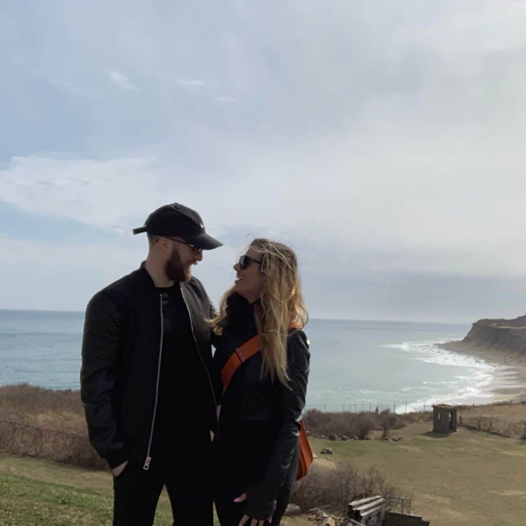 ティーガン・プレスリーのインスタグラム：「Difficult roads often lead to beautiful destinations 💍🖤 @43_oak • • • • •  #teaganpresley #wifey #hubby #saturday #hamptons #newyork #ny #montauk #beachlife #montauklighthouse #love #married #beach #lighthouse #marriage #hermes」