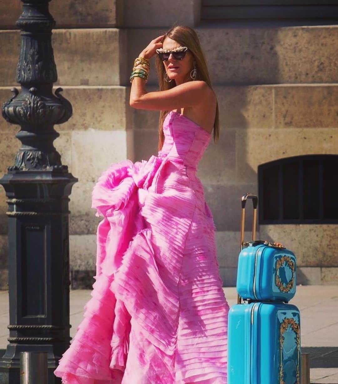 アンナ・デッロ・ルッソさんのインスタグラム写真 - (アンナ・デッロ・ルッソInstagram)「#Repost @anna_dello_russo_fan @oscardelarenta dress @hm 💗Pretty in Pink💗 such an amazing dress 😍 #prettyinpink🎀 #annadellorusso #queenofstreetstyle #voguejapan #pinkdress #lovley #fashionblogger」8月18日 2時05分 - annadellorusso