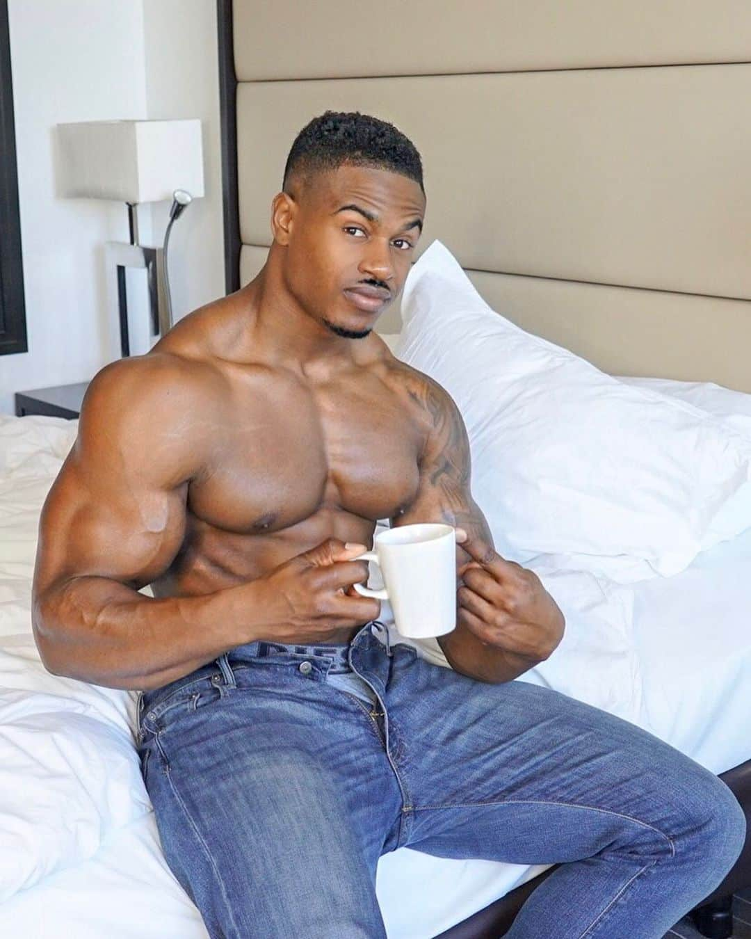 Simeon Pandaさんのインスタグラム写真 - (Simeon PandaInstagram)「Coffee, almond milk, no sugar ☕️👌🏾every morning, what’s your morning beverage?⁣ ⁣ Check out my @YouTube video ‘What you should be eating for breakfast’ link to my channel is in my bio 👊🏾⁣ ⁣ For my training programs visit SIMEONPANDA.COM」8月18日 2時11分 - simeonpanda