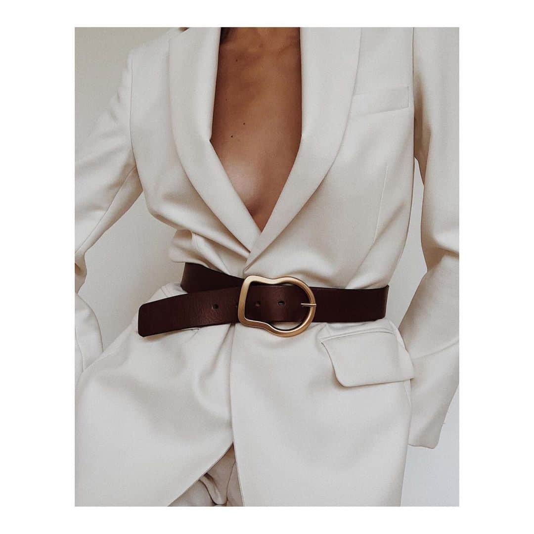 のインスタグラム：「Details 🖤 @modedamour #dorotheeschumacher #accessories #belts #details #love #weekends #inspiration」