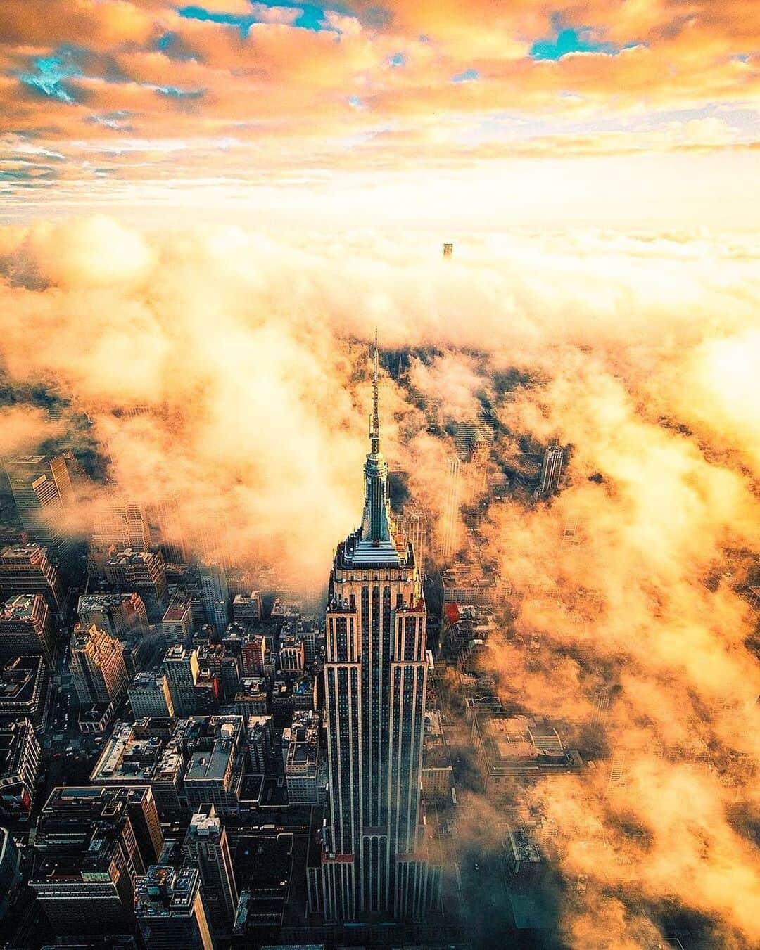 Empire State Buildingさんのインスタグラム写真 - (Empire State BuildingInstagram)「Which is your biggest travel priority: visiting attractions/landmarks or local hidden gems? 🤔 . Like this for local hidden gems, and comment a ⭐️ if its landmarks/attractions! 👇 . 📷: @lorywlafiore」8月18日 2時30分 - empirestatebldg