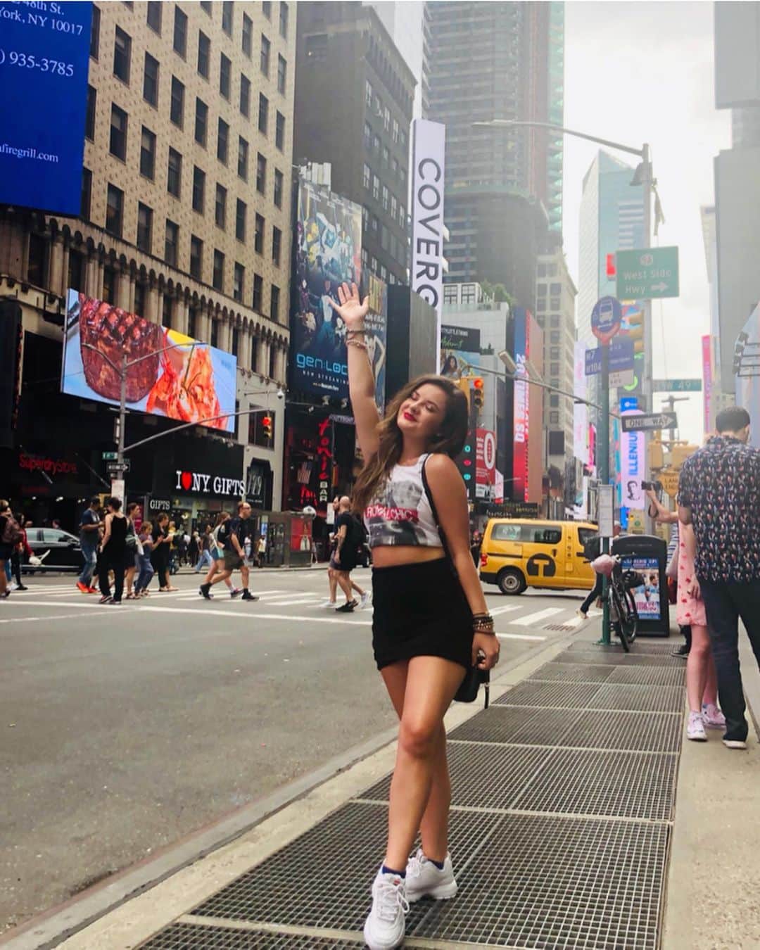 Brooke Marie Hylandのインスタグラム：「heeeelllllloOooOoo New York 💋」