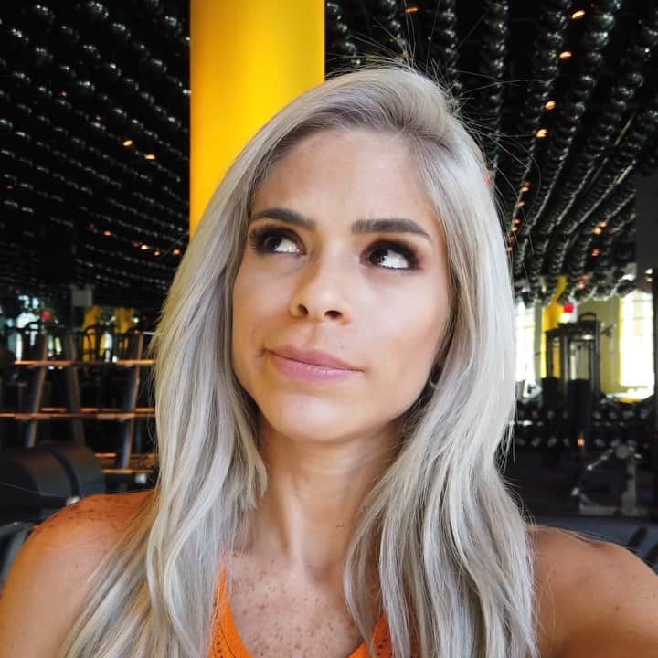 Michelle Lewinのインスタグラム：「Repetitions!🤔 ¡¡¡Corrección!!! Músculos más pequeños, MENOS repeticiones ... 💆🏼‍♀️🤷🏼‍♀️💁🏼‍♀️ Aquí hay un par de calcetínes para olvidar mi error: 🧦」