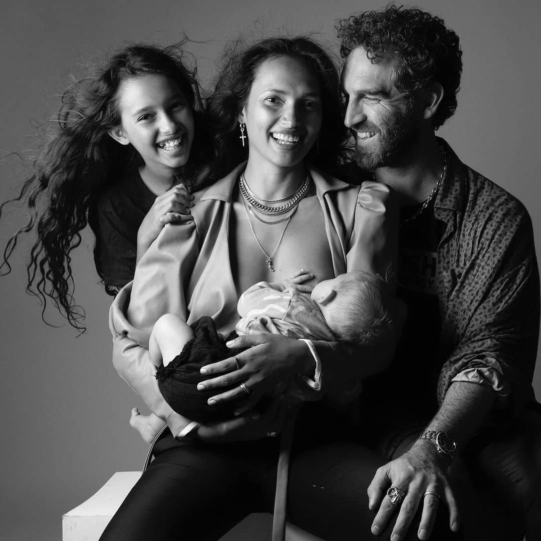 IMG Modelsさんのインスタグラム写真 - (IMG ModelsInstagram)「It’s A Family Affair. @camila_costa and her beautiful family captured by IMG’s very own @mariliandre #IMGinHouse #IMGstars」8月18日 2時53分 - imgmodels