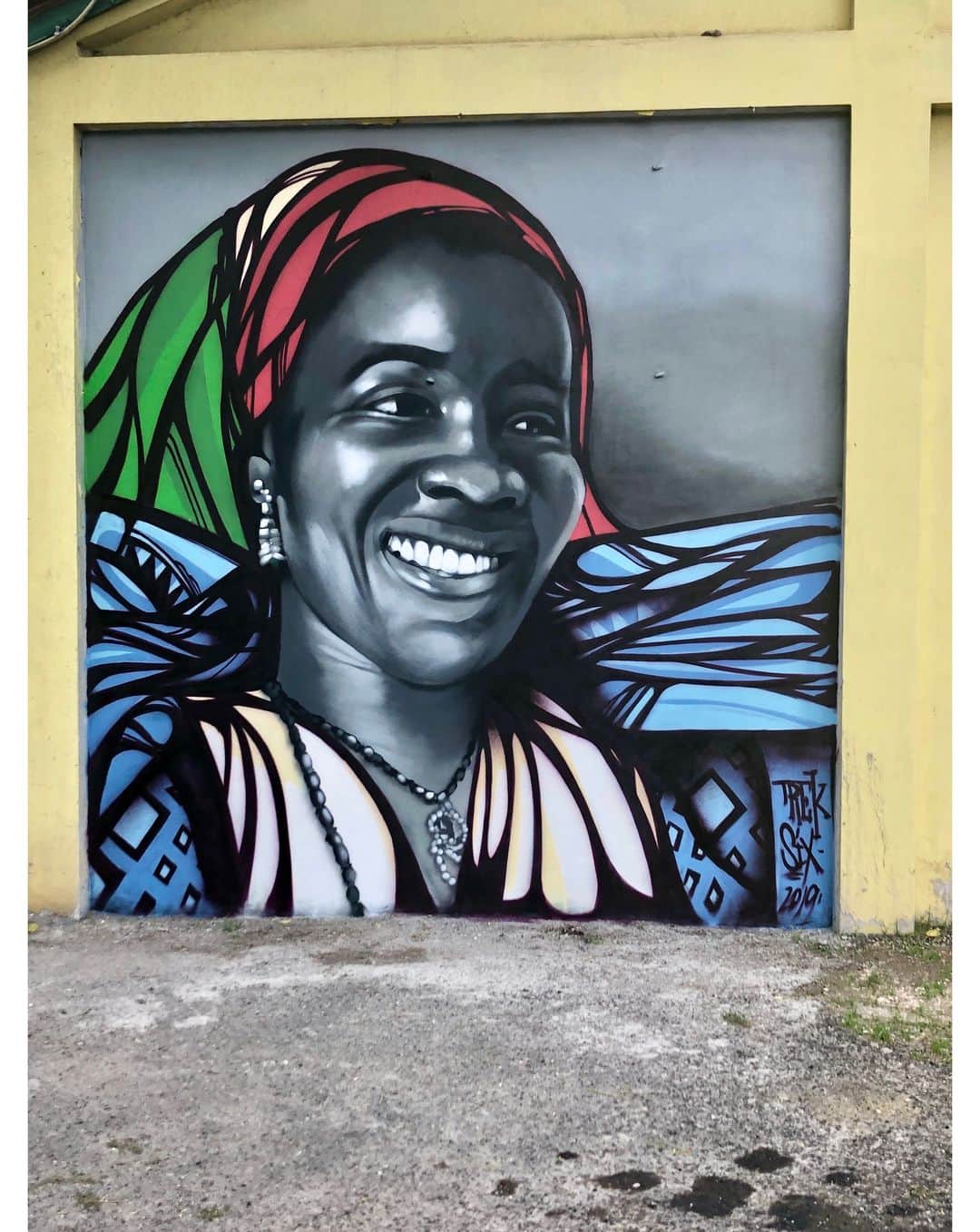 ボブ・マーリーさんのインスタグラム写真 - (ボブ・マーリーInstagram)「New murals painted in #Jamaica! The #bobmarley design was done at the @bobmarleymuseum, and the @officialritamarley piece is now up @tuffgonginternational. Have you been to either? If so, share your memories in the comments! #bobmarleymuseum #tuffgonginternational #tuffgong #ritamarley #marleyfamily #LEGACY . 🎨 by @trek6 #trek6 #bobmarleyart」8月18日 3時00分 - bobmarley