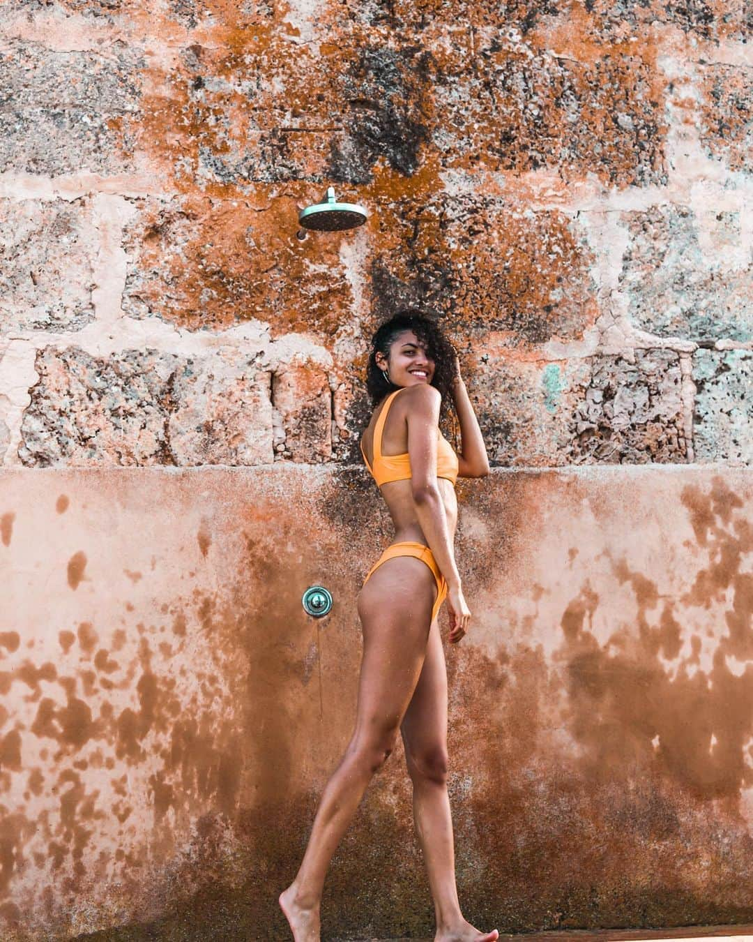 Julianna Townsendさんのインスタグラム写真 - (Julianna TownsendInstagram)「#BrownSkinGirl ••••• #sundayblues#release#butter#mallorca#orange#sunkissed#wet」8月18日 3時00分 - julianna