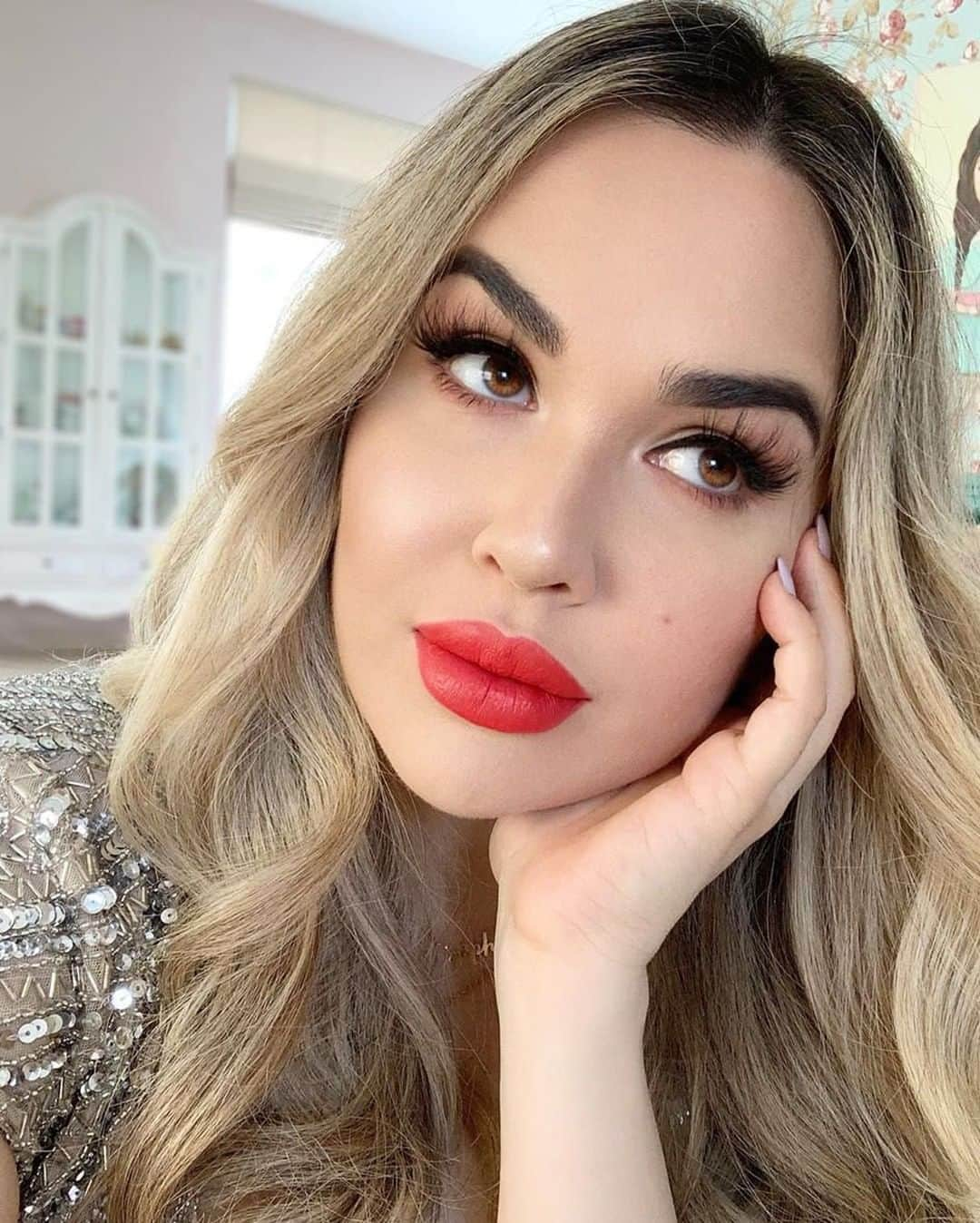 Too Facedさんのインスタグラム写真 - (Too FacedInstagram)「@Sophie perfects her glam using #tfbornthisway! ✨ She wears our Born This Way Super Coverage Concealer in shade Almond. #regram #toofaced」8月18日 3時00分 - toofaced