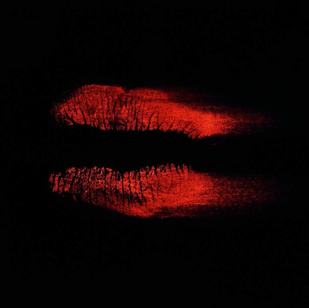 NARSさんのインスタグラム写真 - (NARSInstagram)「Our lips are sealed...for now. Two days until our #NARS25 celebration, and you’re on the guest list. Stay tuned... xoxo, @narsissist #norulesjustlips」8月18日 2時54分 - narsissist