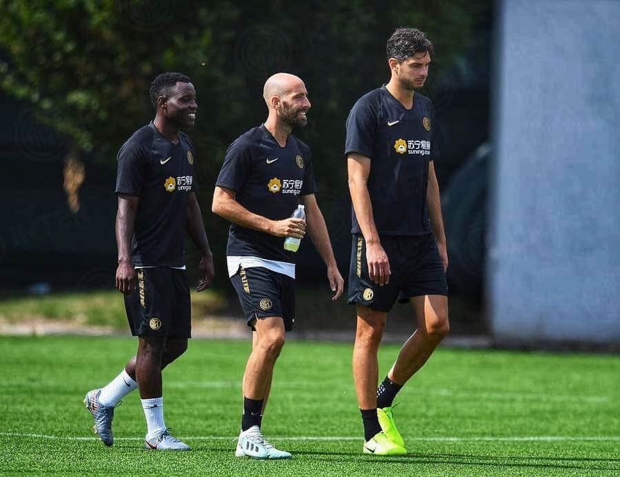 クワドォー・アサモアさんのインスタグラム写真 - (クワドォー・アサモアInstagram)「Another day of training, getting ready for the start ⚫️🔵 @inter #ForzaInter @seriea」8月18日 2時54分 - asamoahkwadwo